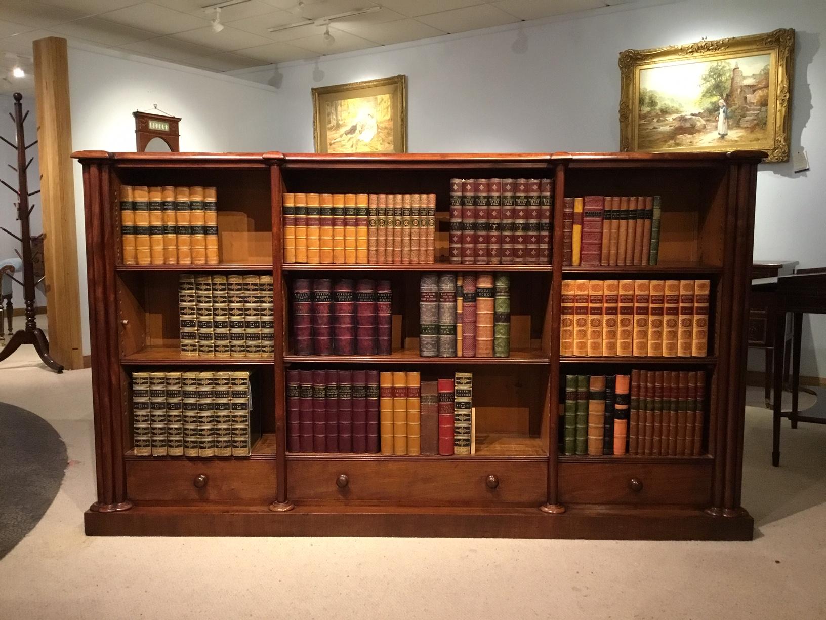 Good Figured Mahogany Early Victorian Period Antique Open Bookcase In Good Condition In Darwen, GB