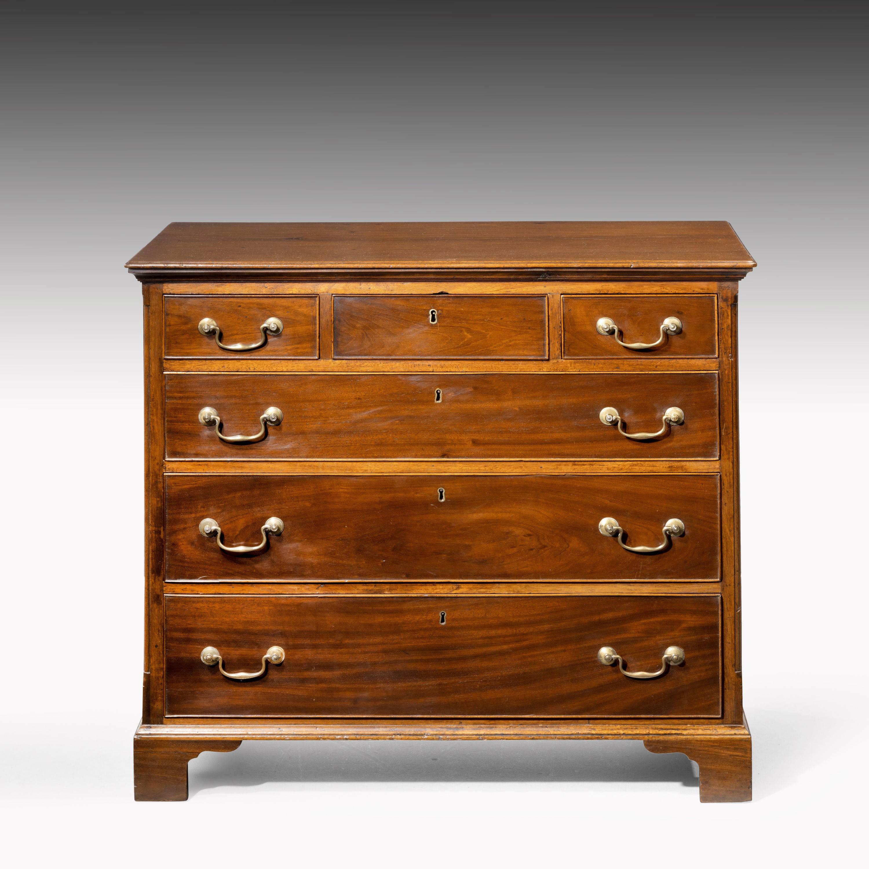 A good George III period mahogany chest of drawers. The top with a three drawer section. On original shaped bracket feet and retaining the fine quality swan necked brass handles with traces of the original gilding. In excellent overall condition.
 