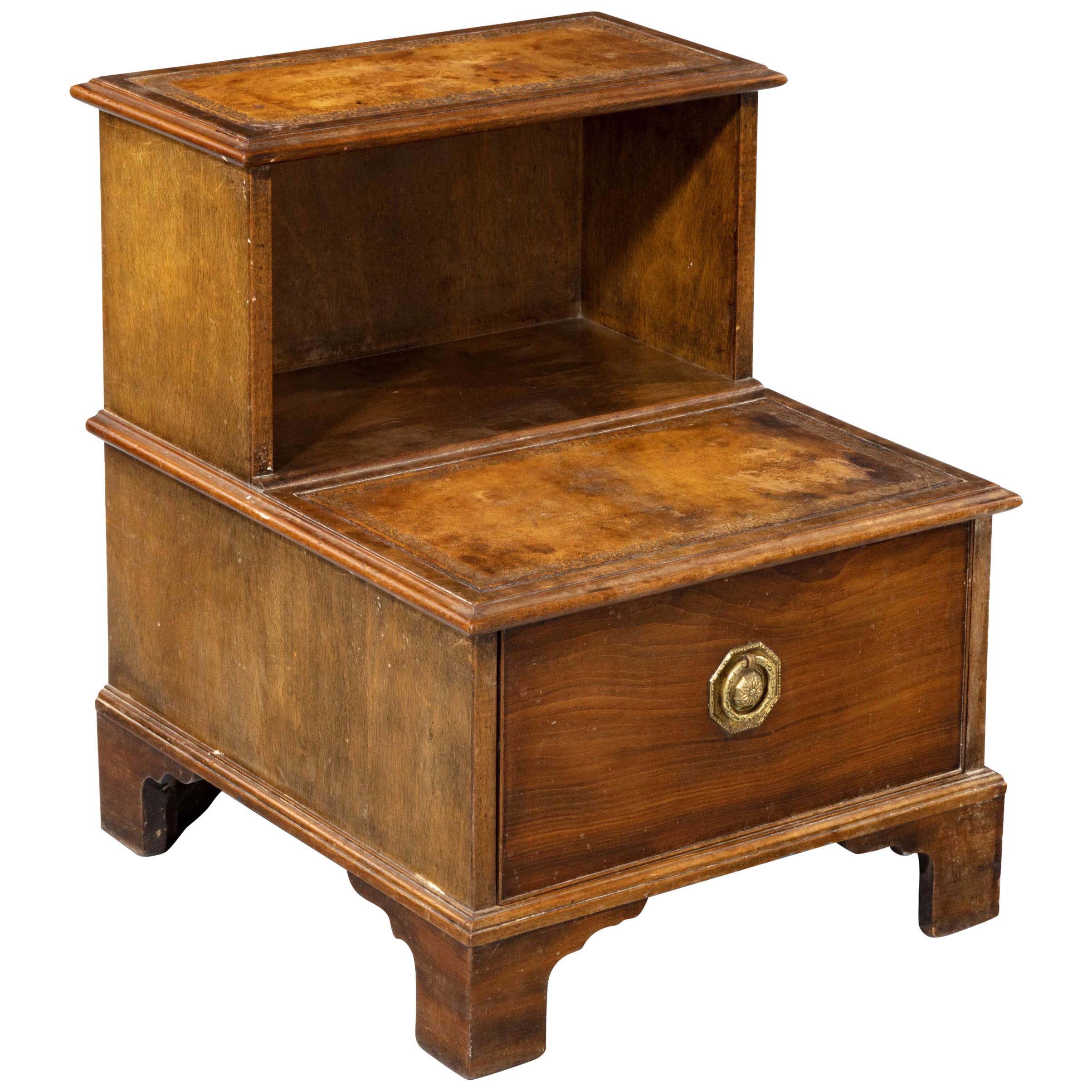 Buona cassettiera a gradini di epoca Giorgio III