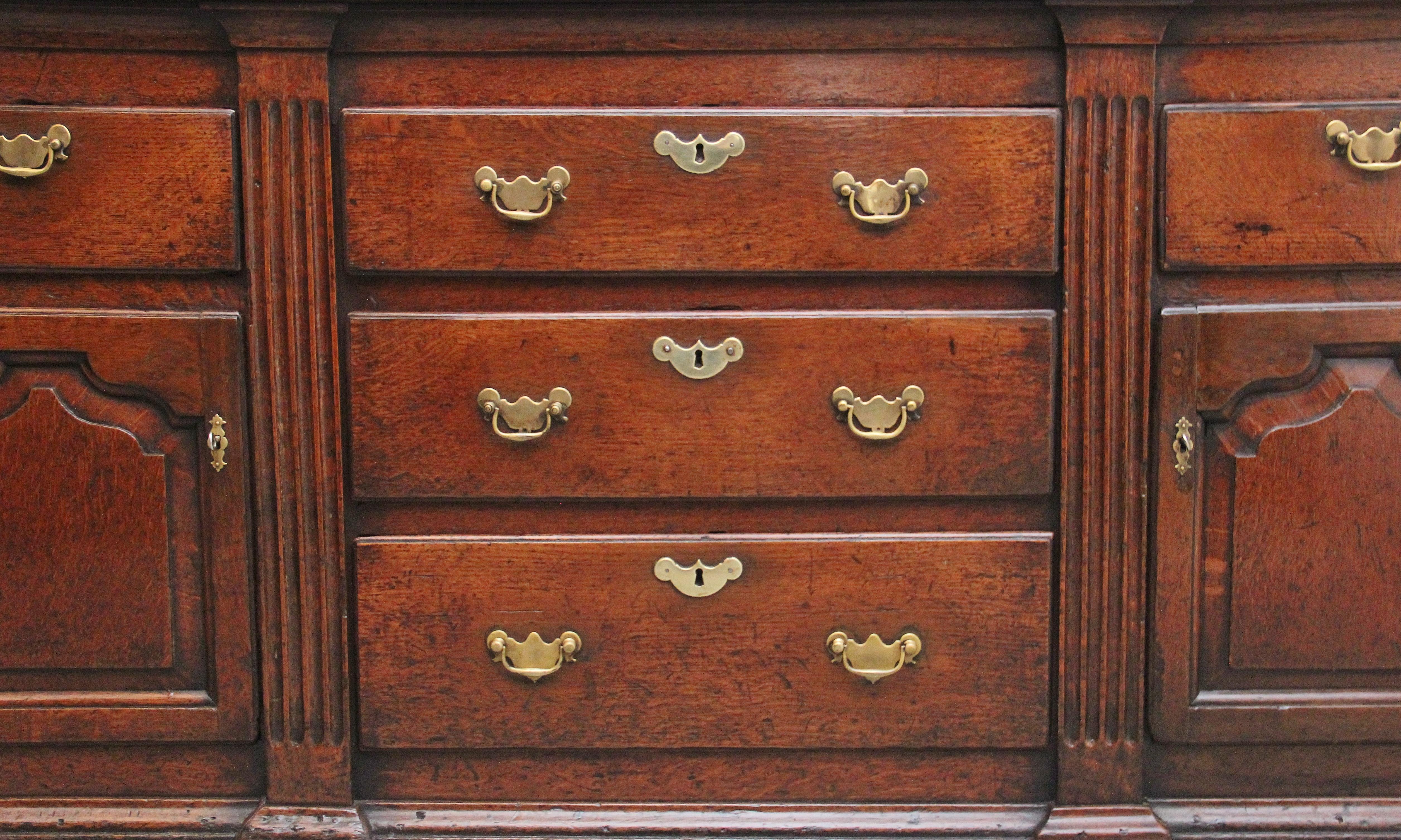 A good Georgian 18th Century oak dresser In Good Condition For Sale In Martlesham, GB
