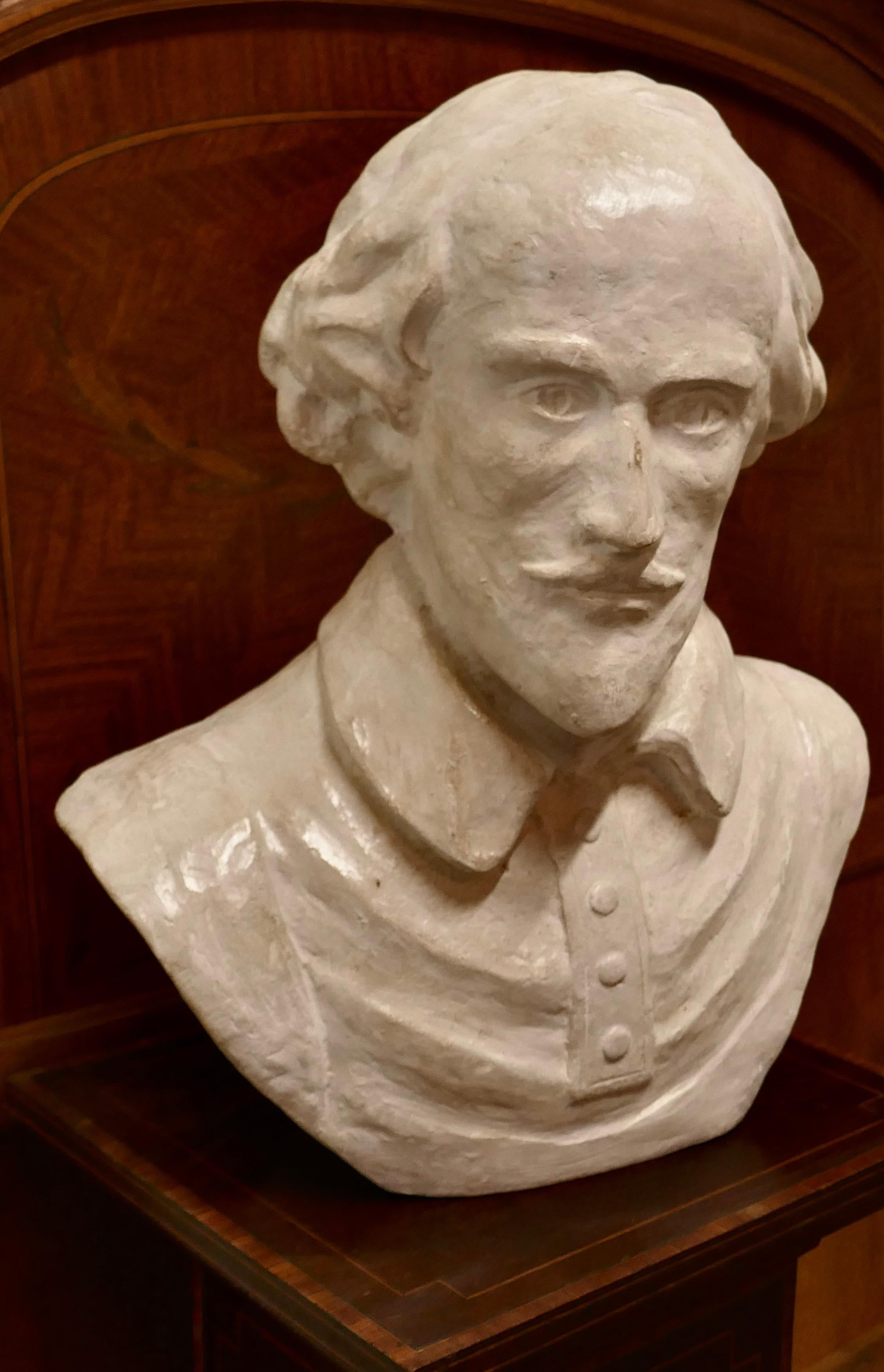 Un buen busto grande de William Shakespeare

Un buen busto grande de William Shakespeare, se trata de un busto de buena calidad, está hecho en escayola y tiene una buena pátina 
Este es un elegante retrato del Bardo en su madurez
La Estatua mide