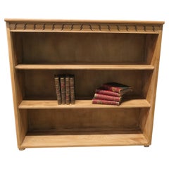 Bibliothèque à façade ouverte en orme du milieu du siècle Il s'agit d'une étagère de bonne qualité en orme.