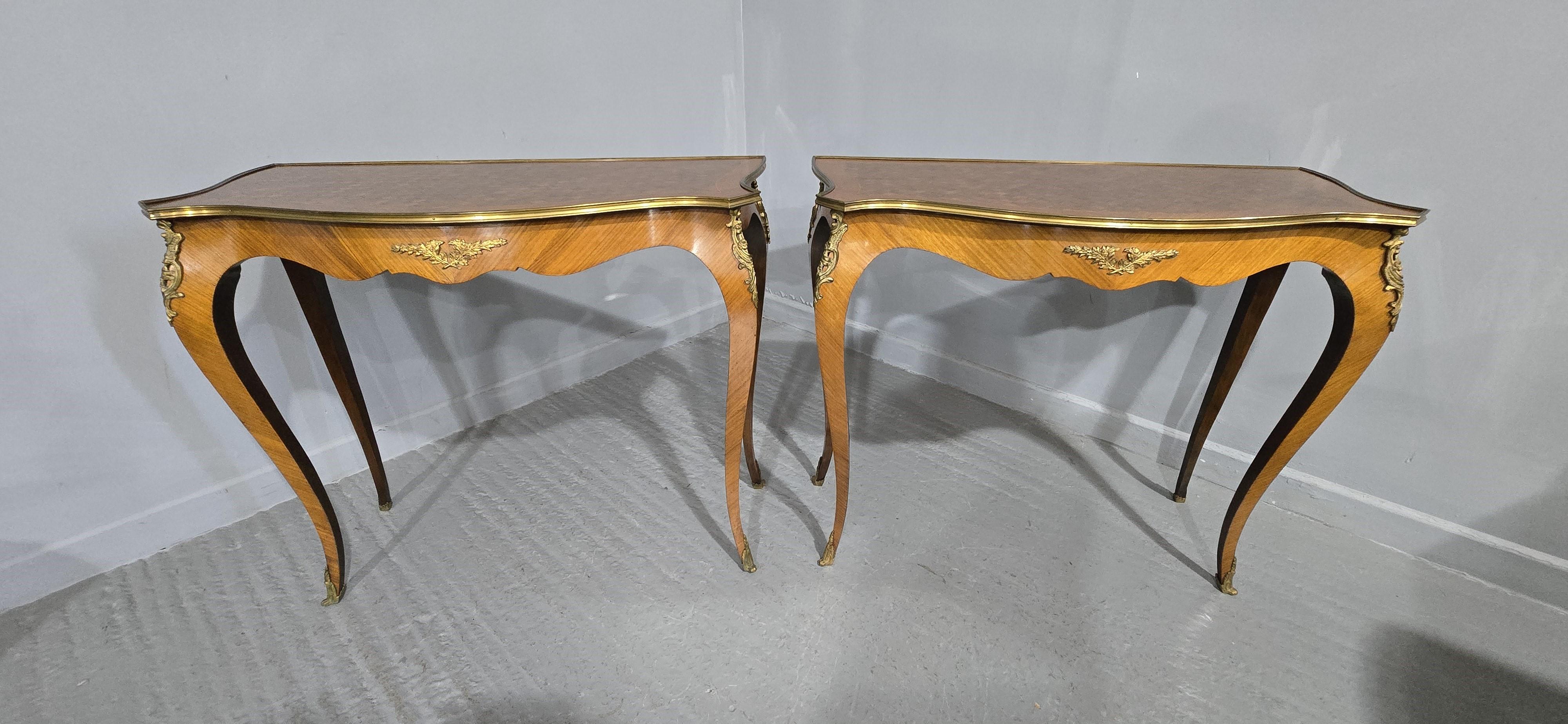 Una bella coppia di tavoli da sala francesi in legno di tulipano e parquet, indipendenti con galleria in ottone su tutti i lati, buone montature in ormolu, in condizioni generali molto buone.

Altezza 30
Larghezza 36,5
Profondità 17

Sei invitato a