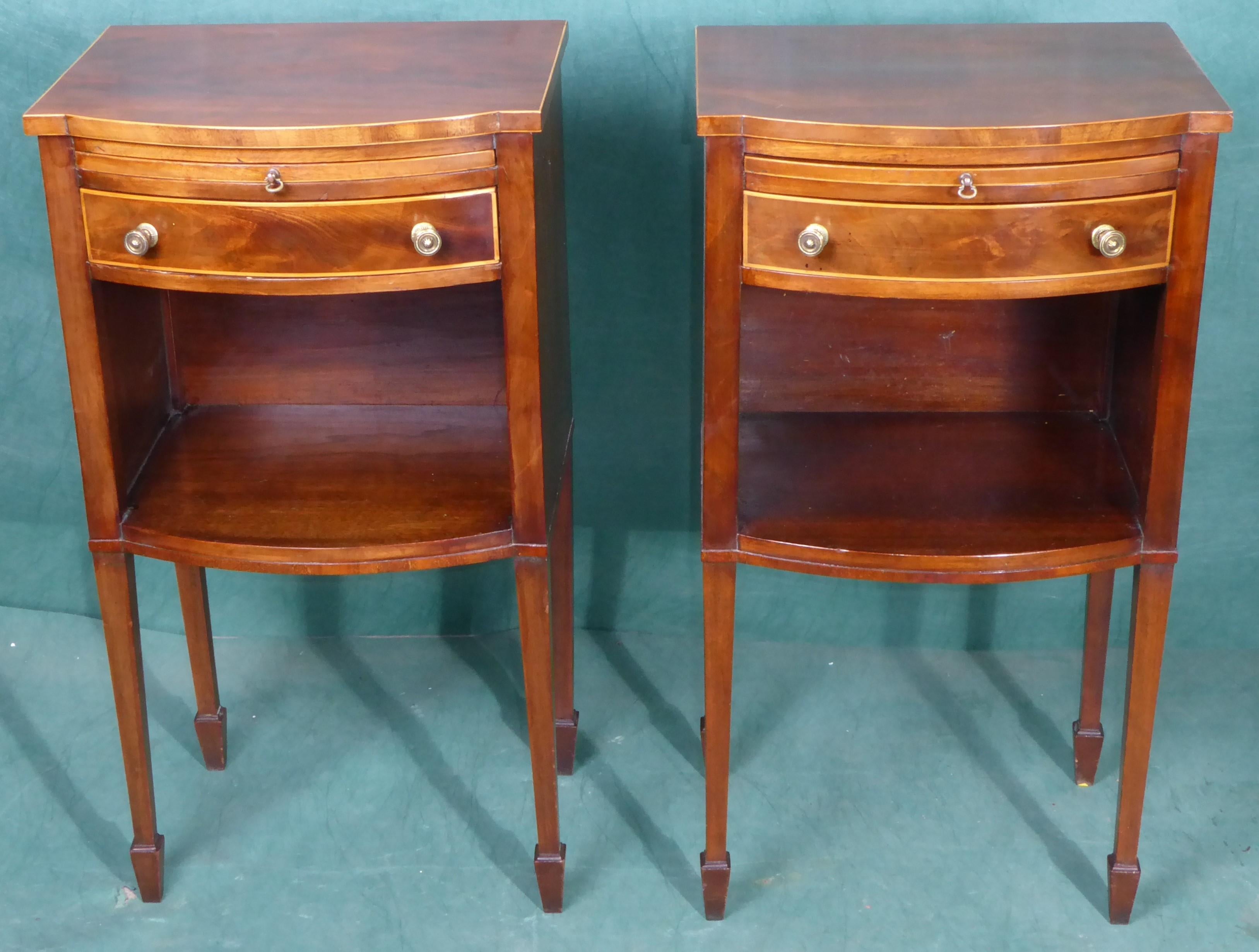 English Good Pair of Bow Front Edwardian Bedside Cabinets in Mahogany with One Drawer  For Sale