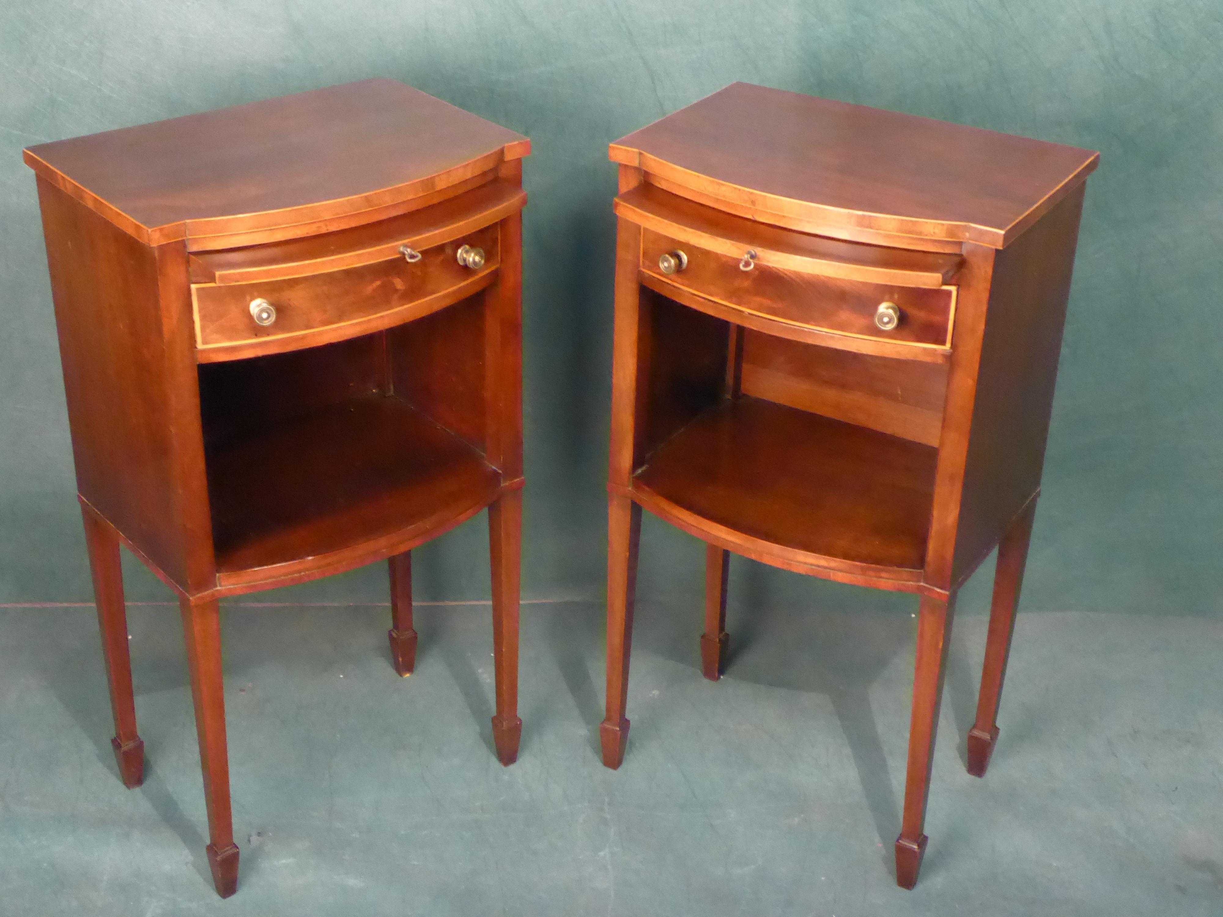 Polished Good Pair of Bow Front Edwardian Bedside Cabinets in Mahogany with One Drawer  For Sale