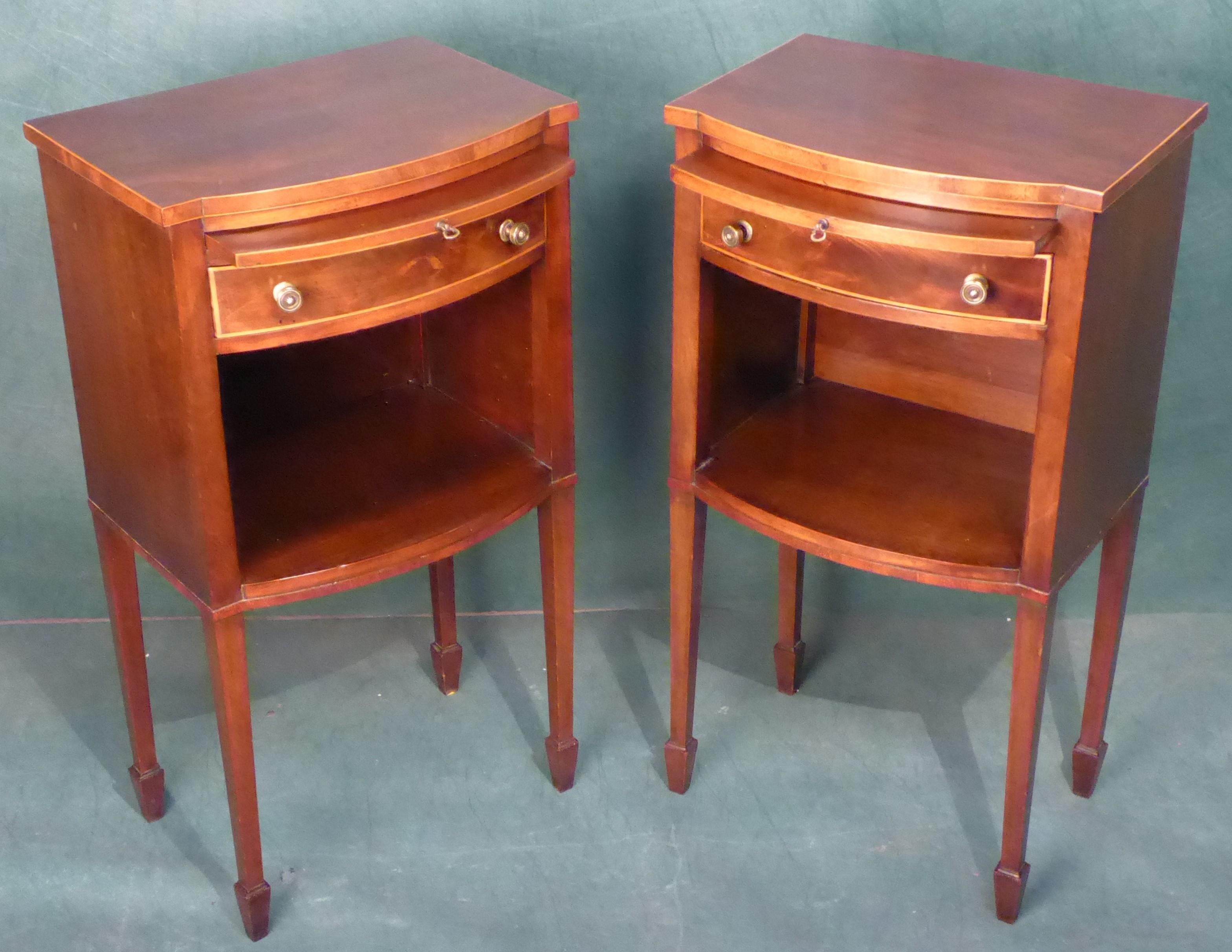 Good Pair of Bow Front Edwardian Bedside Cabinets in Mahogany with One Drawer  In Distressed Condition For Sale In Glencarse, Perthshire