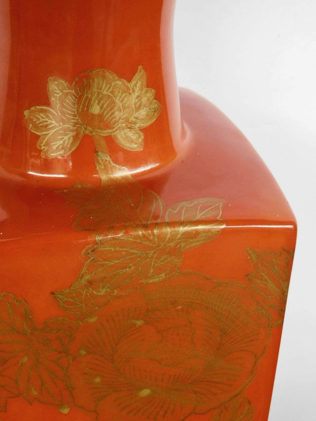 Buen par de lámparas chinas esmaltadas en rojo anaranjado de los años 60 con decoración dorada mediados del siglo XX en venta