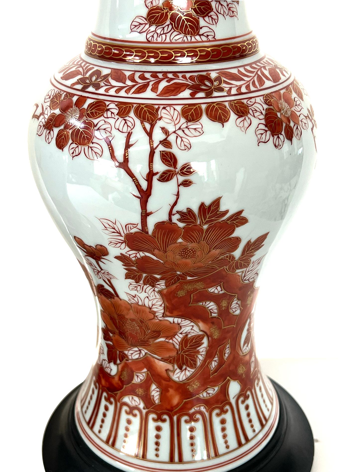 Exportation chinoise Une bonne paire de vases à décor floral de style exporté chinois montés comme lampes en vente