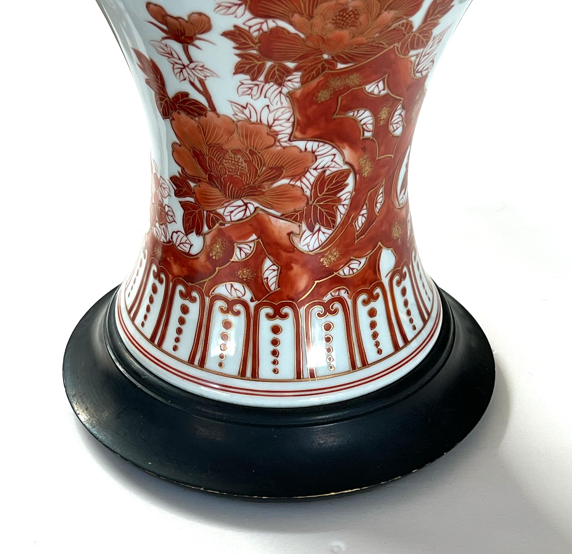 Milieu du XXe siècle Une bonne paire de vases à décor floral de style exporté chinois montés comme lampes en vente