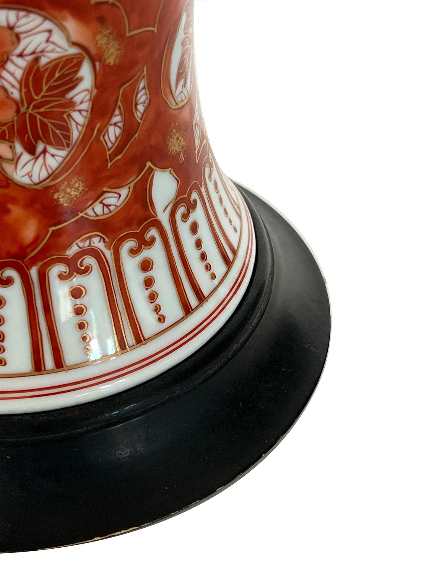 Céramique Une bonne paire de vases à décor floral de style exporté chinois montés comme lampes en vente
