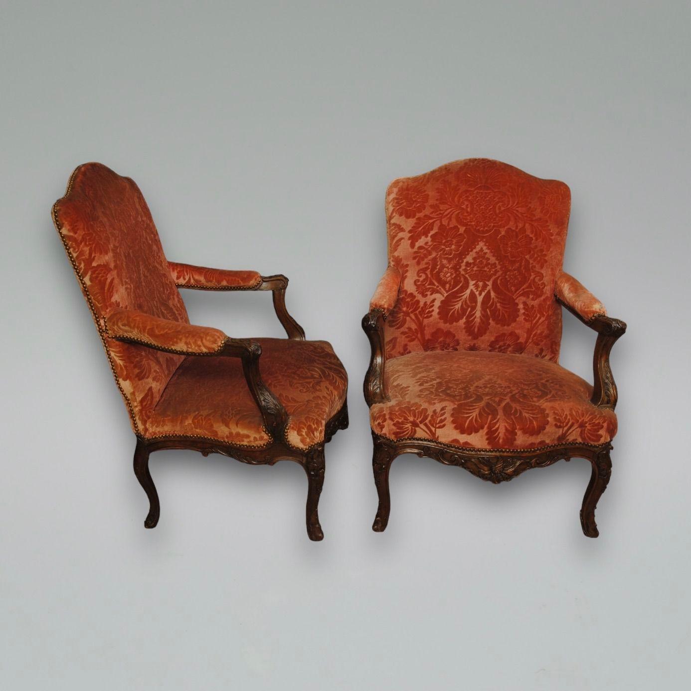 Ein dekoratives Paar offener Sessel aus geschnitztem Nussbaumholz aus der Mitte des 19. Jahrhunderts von guter Größe.