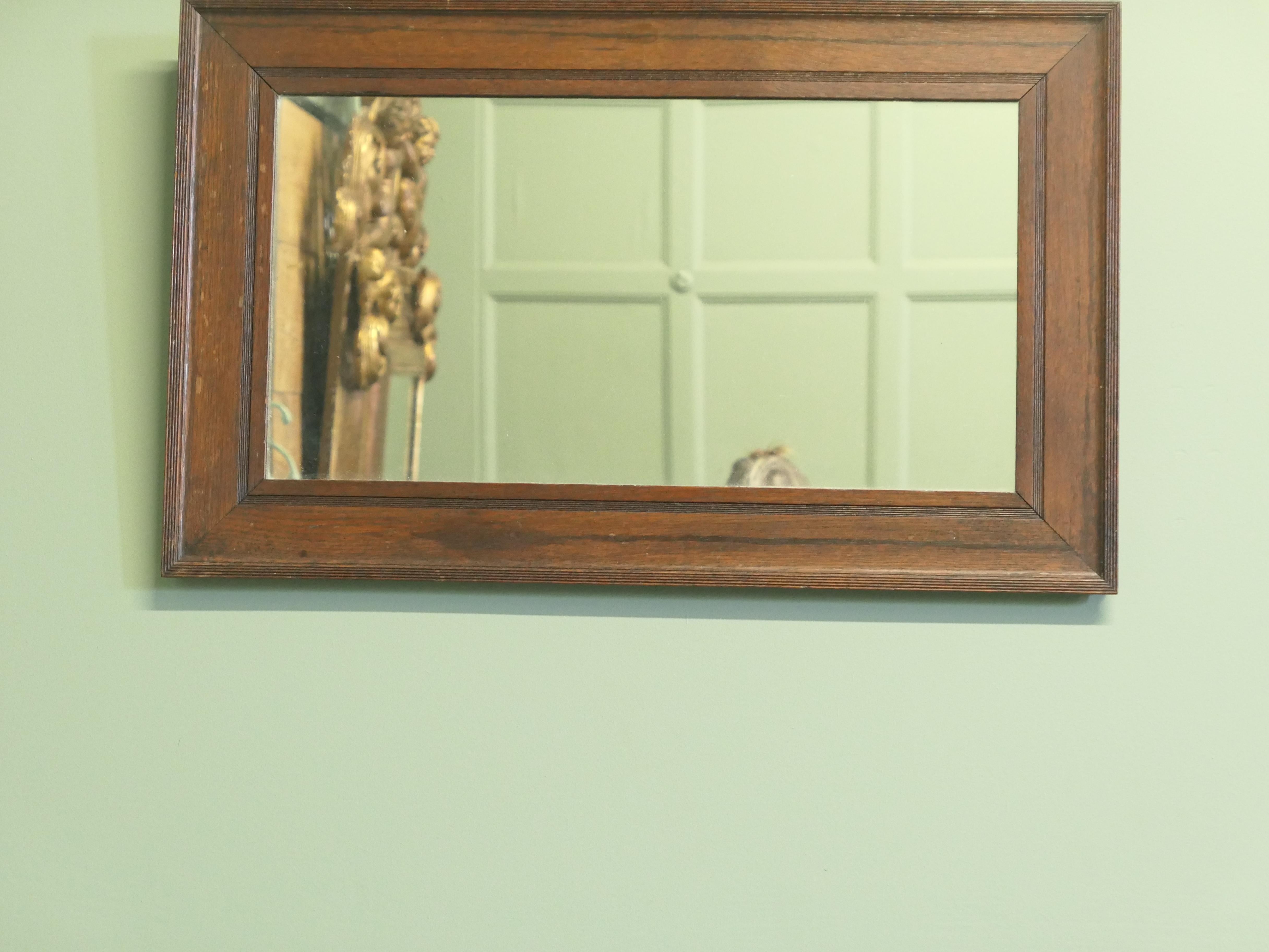 Art déco Miroir mural en Oak Oak du 19ème siècle avec un cadre en chêne moulé. en vente