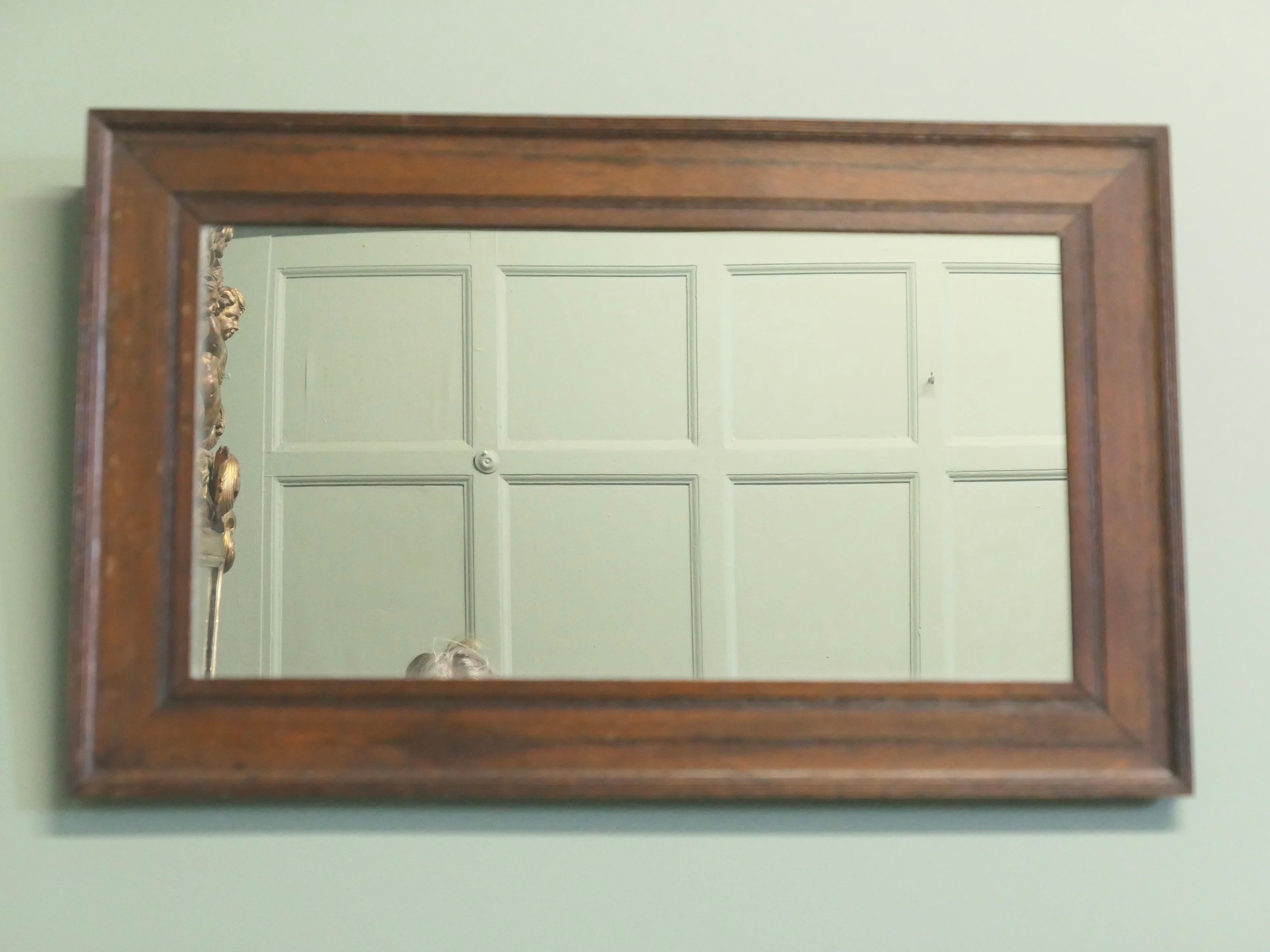 Miroir mural en Oak Oak du 19ème siècle avec un cadre en chêne moulé. Bon état - En vente à Godshill, Isle of Wight