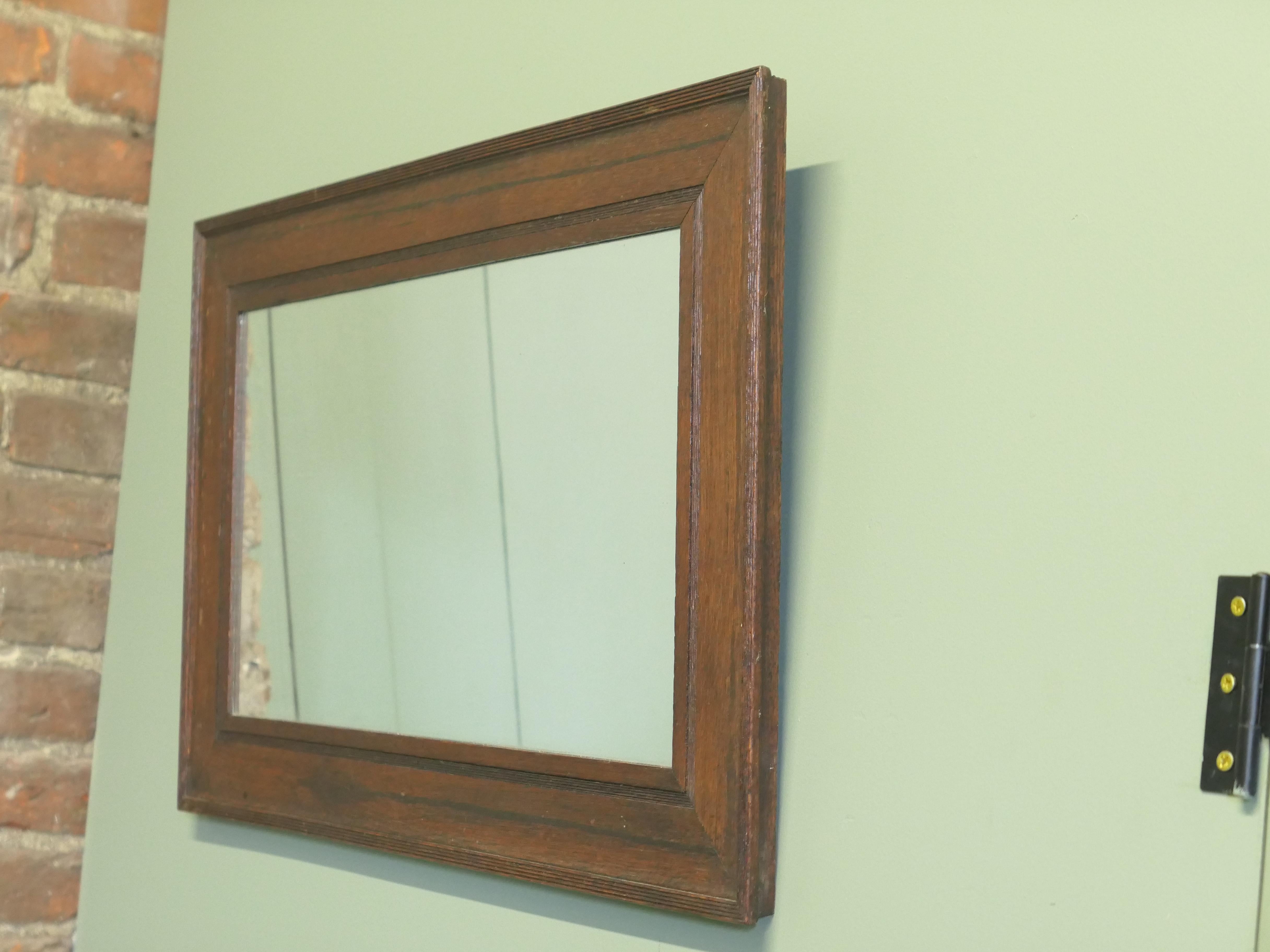 Milieu du XXe siècle Miroir mural en Oak Oak du 19ème siècle avec un cadre en chêne moulé. en vente