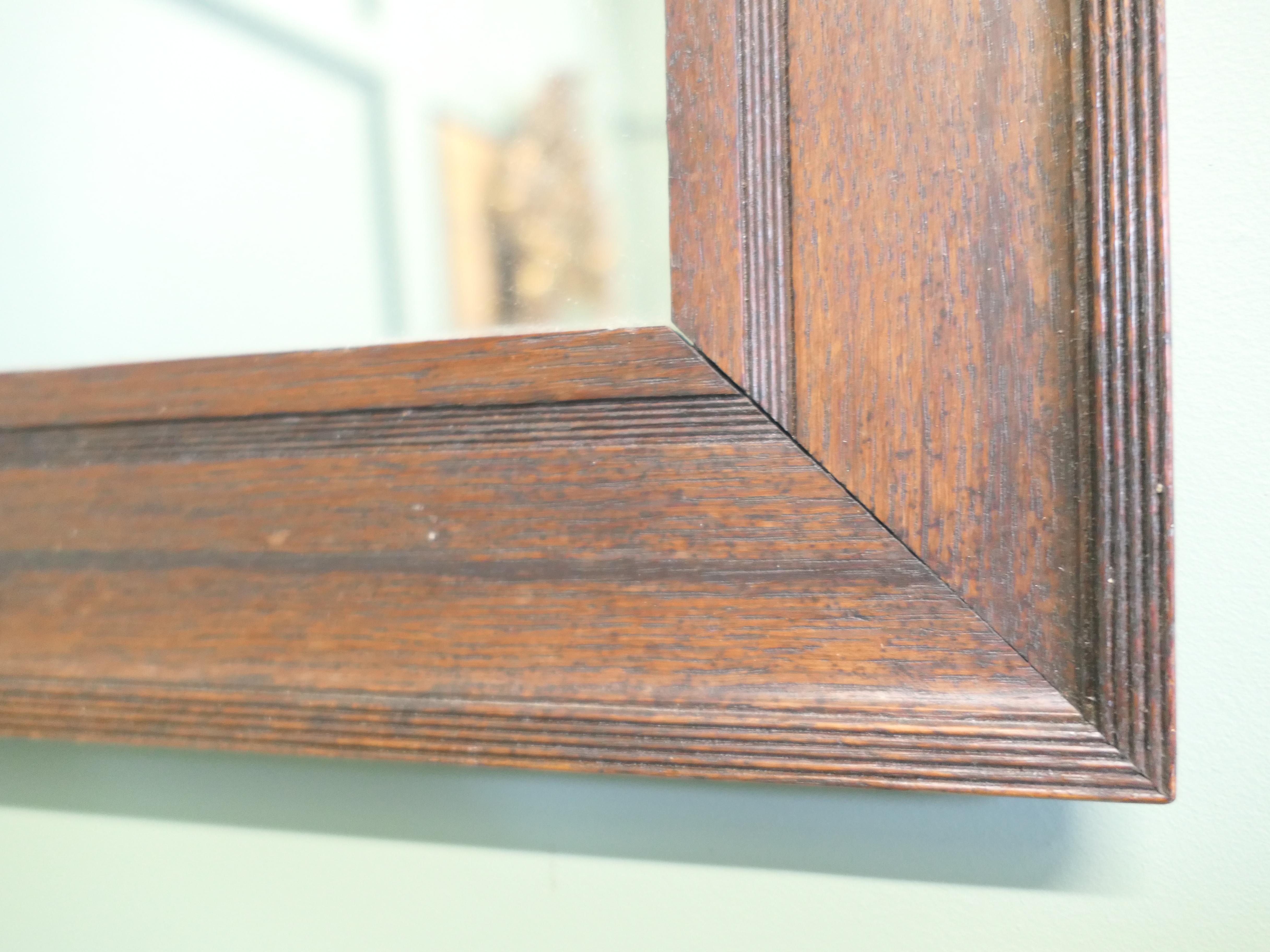 Chêne Miroir mural en Oak Oak du 19ème siècle avec un cadre en chêne moulé. en vente