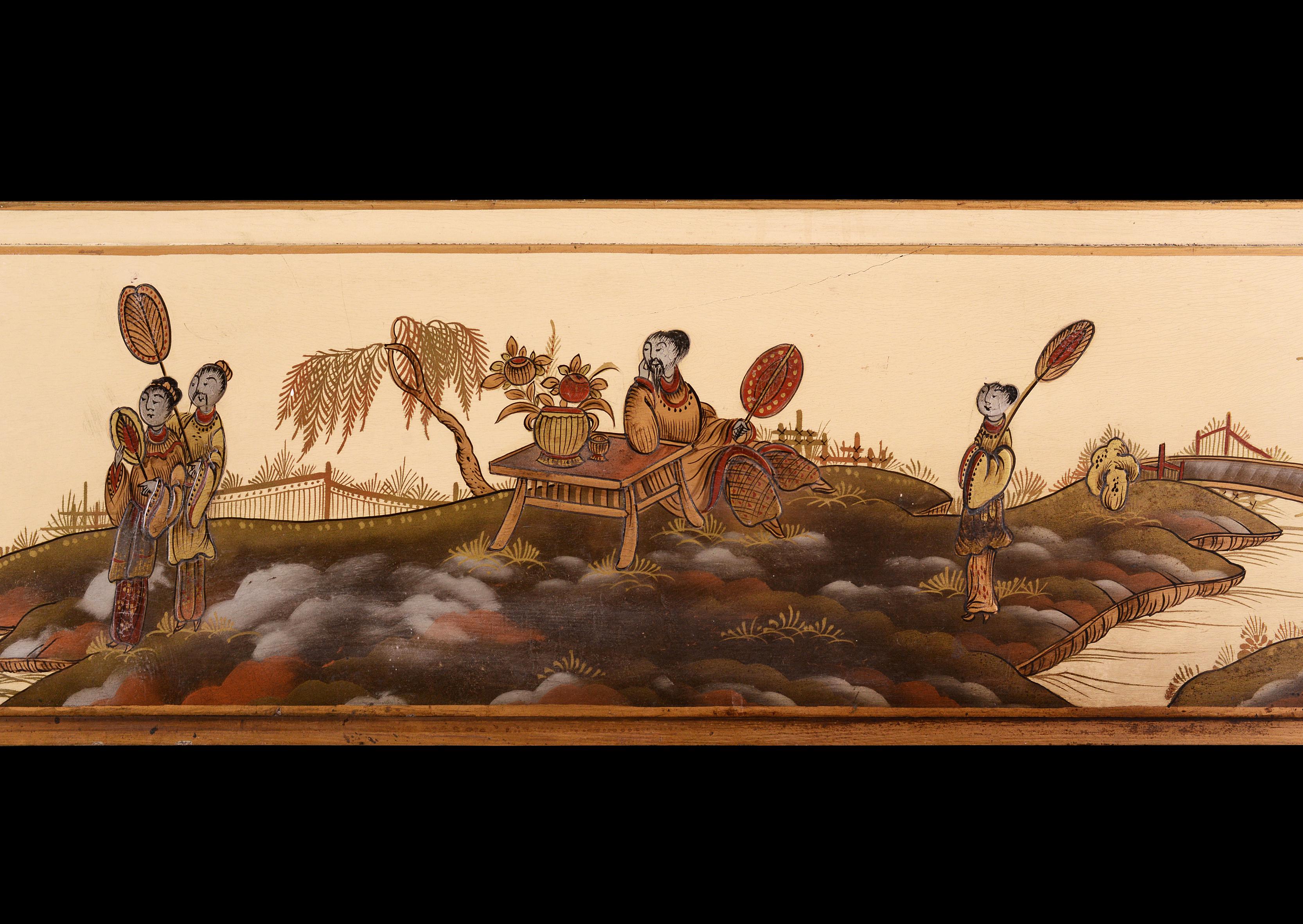 Une cheminée en bois peint de style Art Déco 'Chinoiserie' de bonne qualité. La frise en escalier et les jambages sont ornés de paysages chinois finement peints comprenant des personnages, des bâtiments et une flore indigènes. Fond blanc cassé/crème