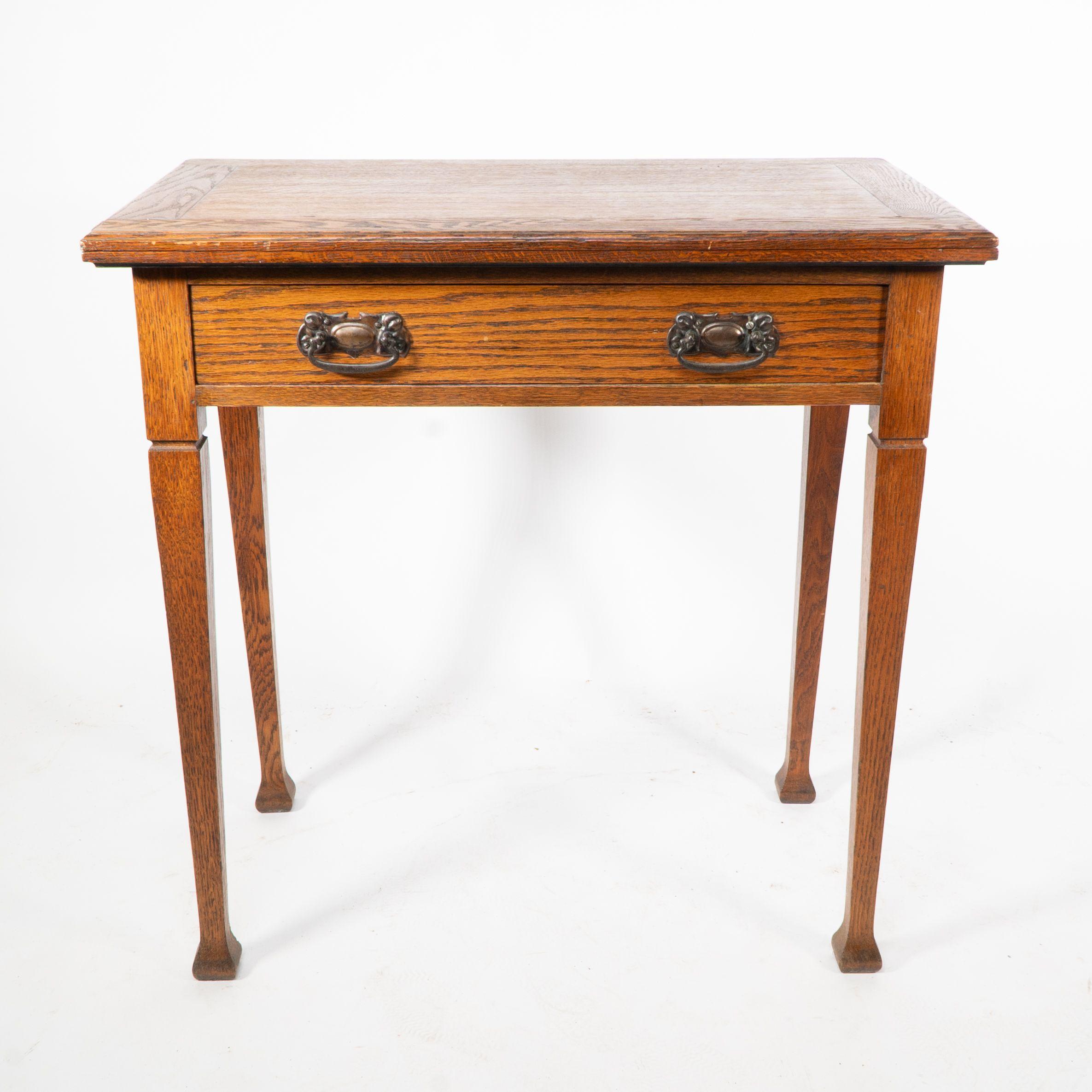 A good quality Arts and Crafts single drawer card or games table In Good Condition For Sale In London, GB