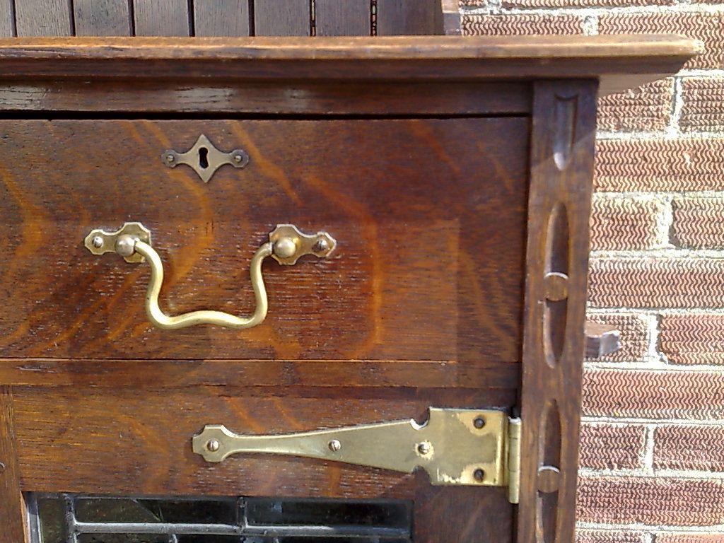 A good quality Arts and Crafts small oak sideboard/dresser For Sale 2