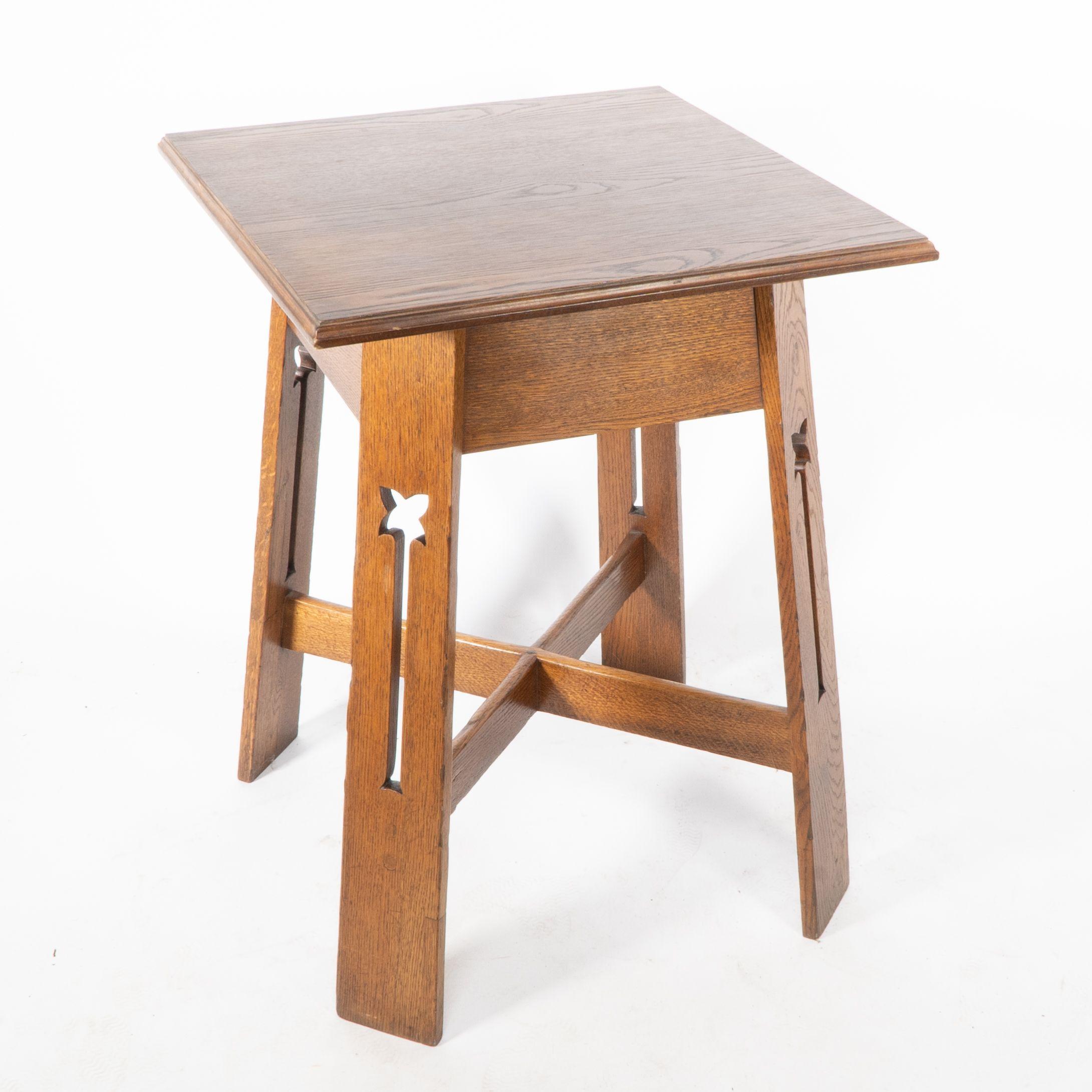 Mesa auxiliar Arts & Crafts de roble de buena calidad con estilizados recortes florales Inglés en venta