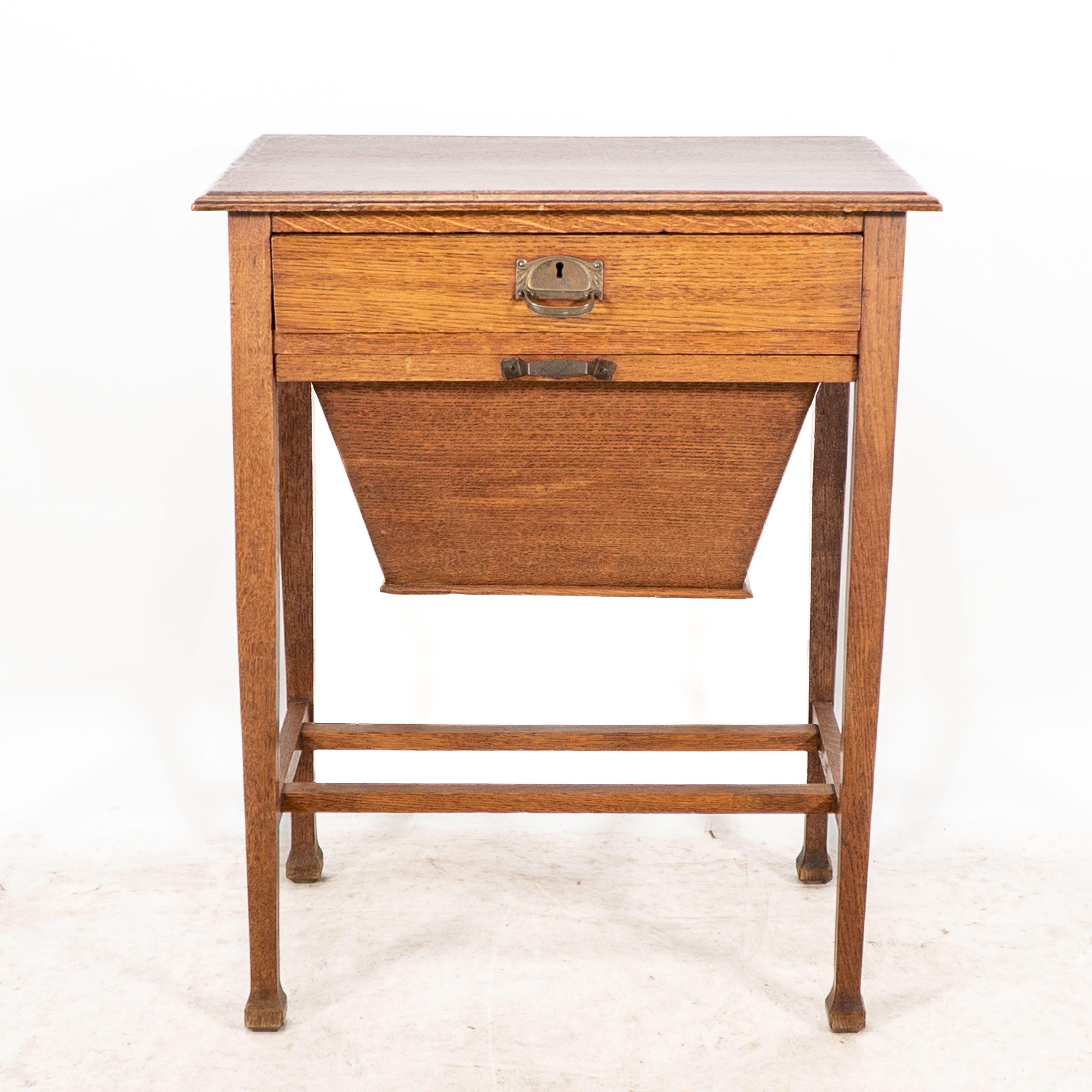 Caja de bordado de roble estilo Arts and Crafts de Glasgow, de buena calidad, con cajón superior y compartimento deslizante debajo, sobre cuatro patas ahusadas unidas por dos camillas cruzadas.