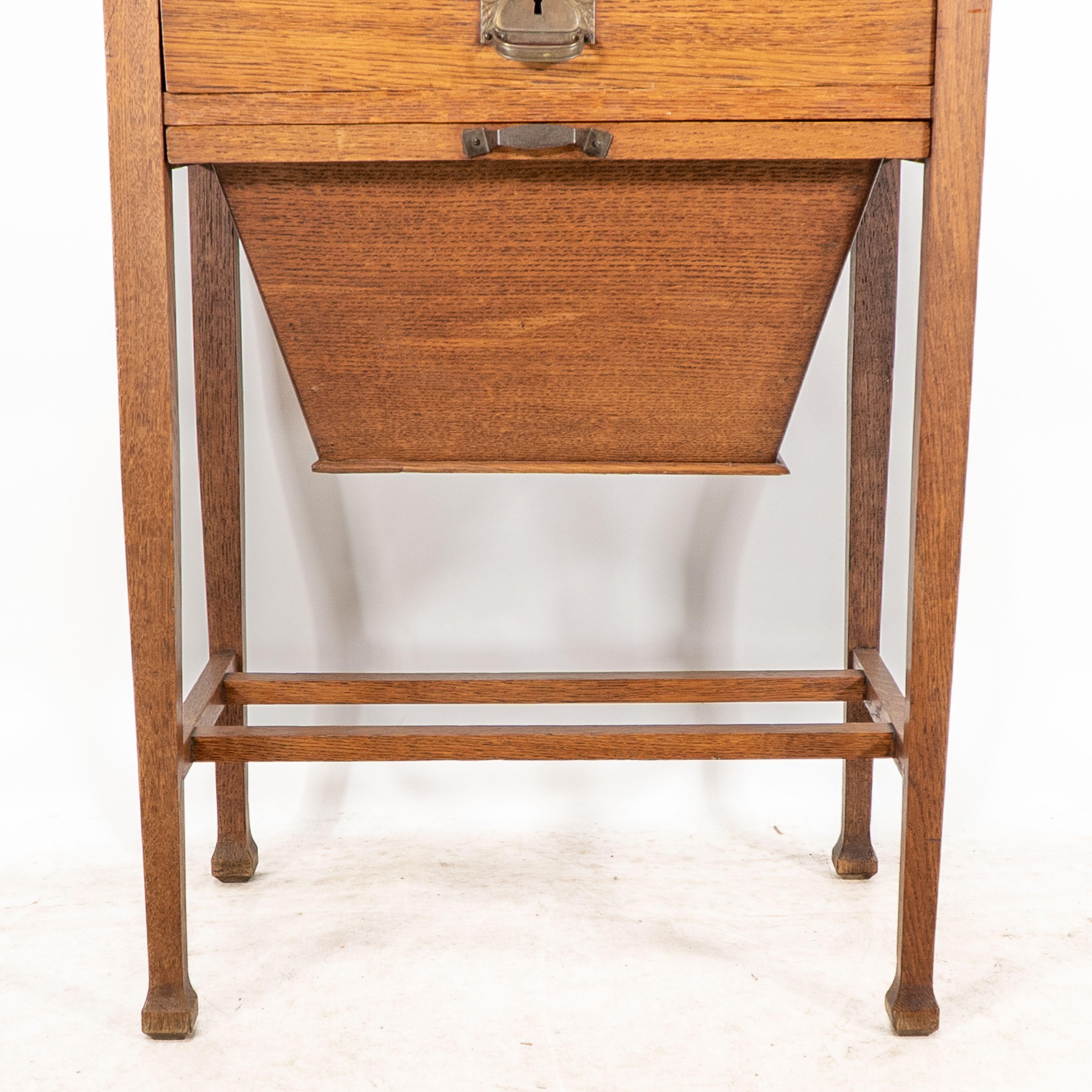 Caja de agujas de roble estilo Glasgow Arts and Crafts de buena calidad Roble en venta