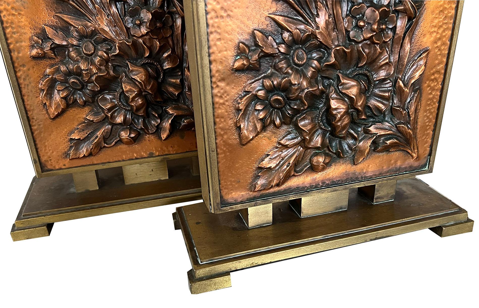 Ein Paar Albert Gilles-Lampen von guter Qualität aus Bronze und Kupfer im Art déco-Stil (1895-1979)  (Mitte des 20. Jahrhunderts) im Angebot