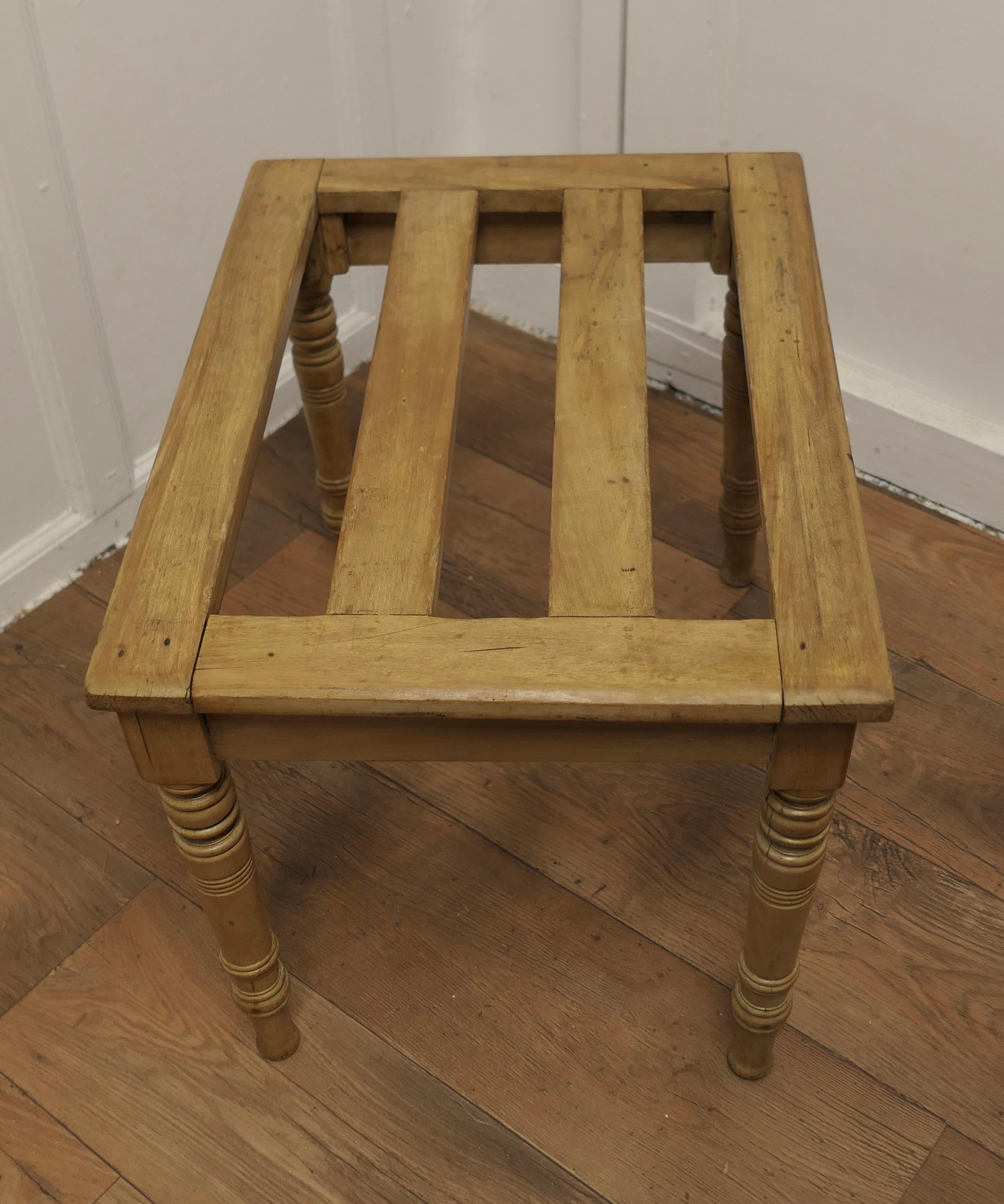 A Good Quality Victorian Walnut Luggage Rack, Suitcase Stand   For Sale 2