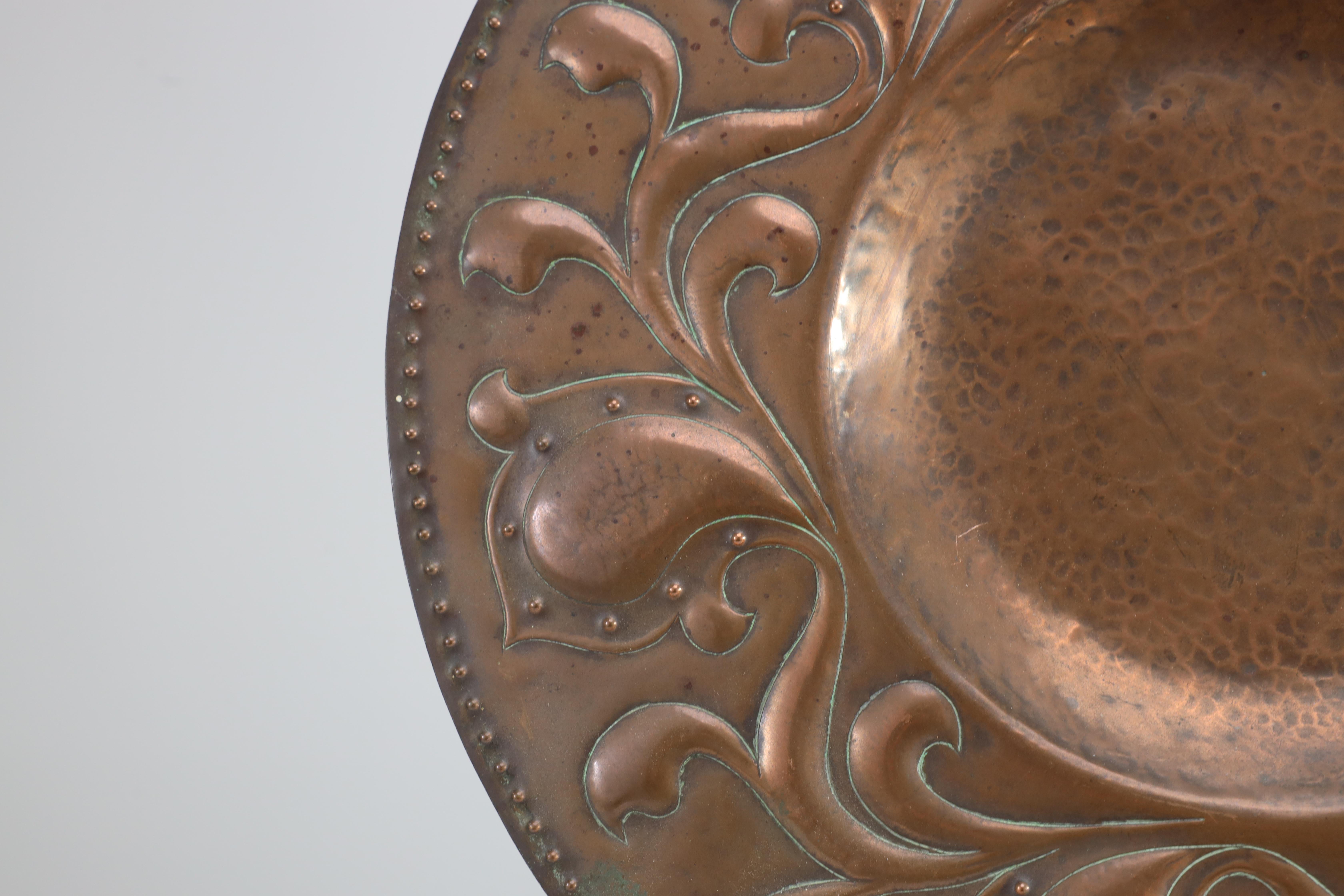 A good quality well executed Arts and Crafts copper wall plate For Sale 2