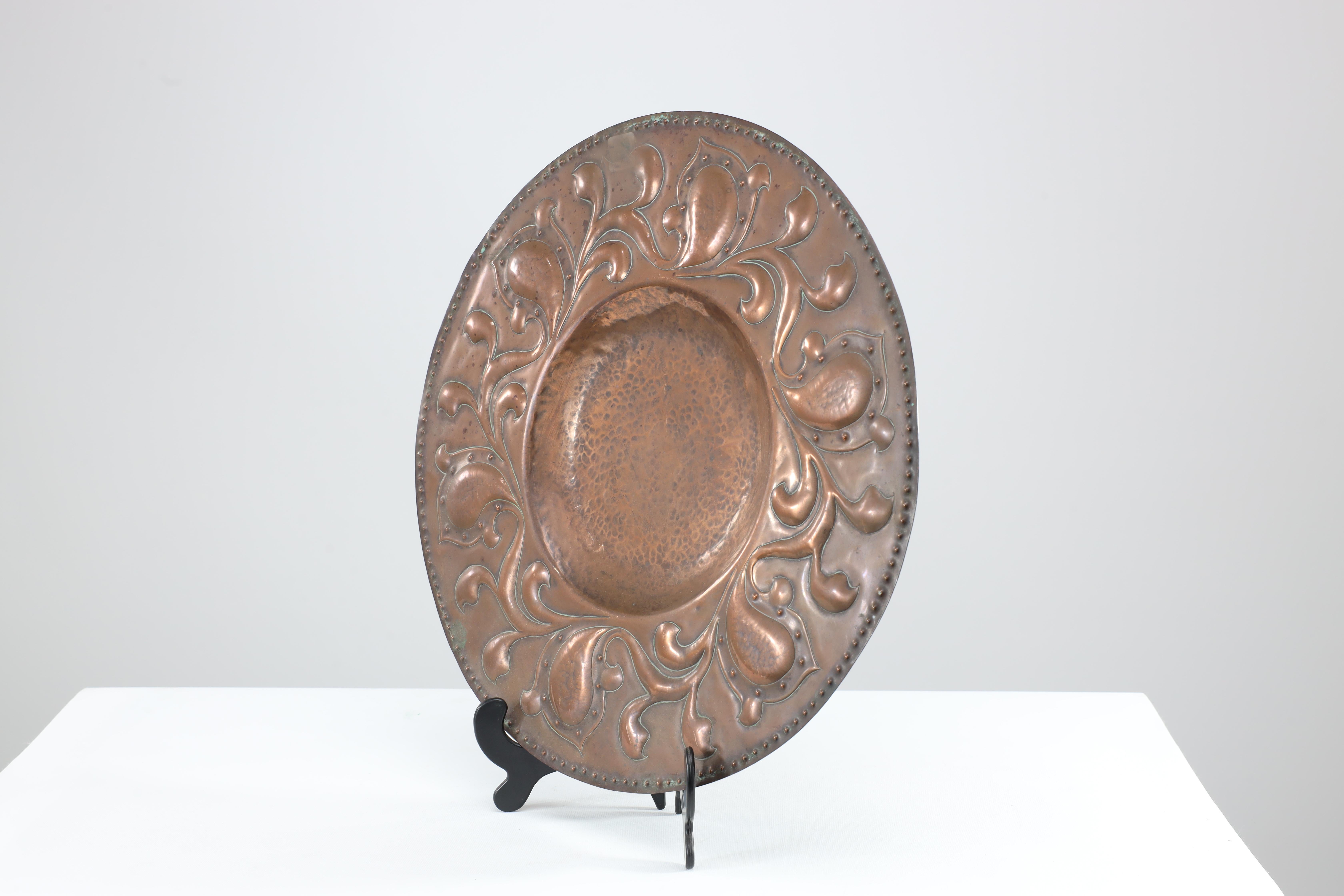 A good quality well executed Arts and Crafts copper wall plate In Good Condition For Sale In London, GB