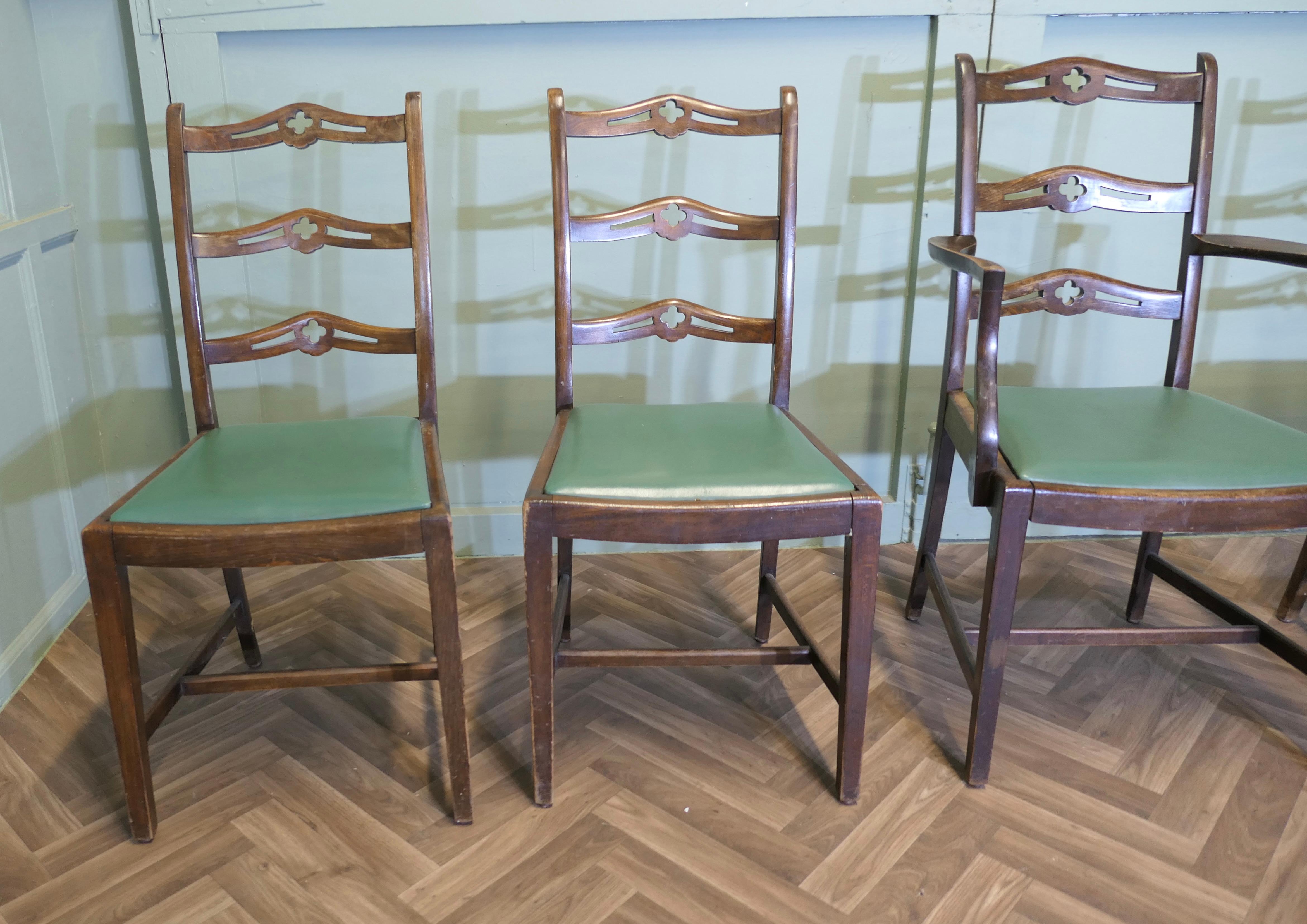 A Good Set of 5 Wavy Ladder Back Dining Chairs  This is a very attractive set In Good Condition For Sale In Godshill, Isle of Wight