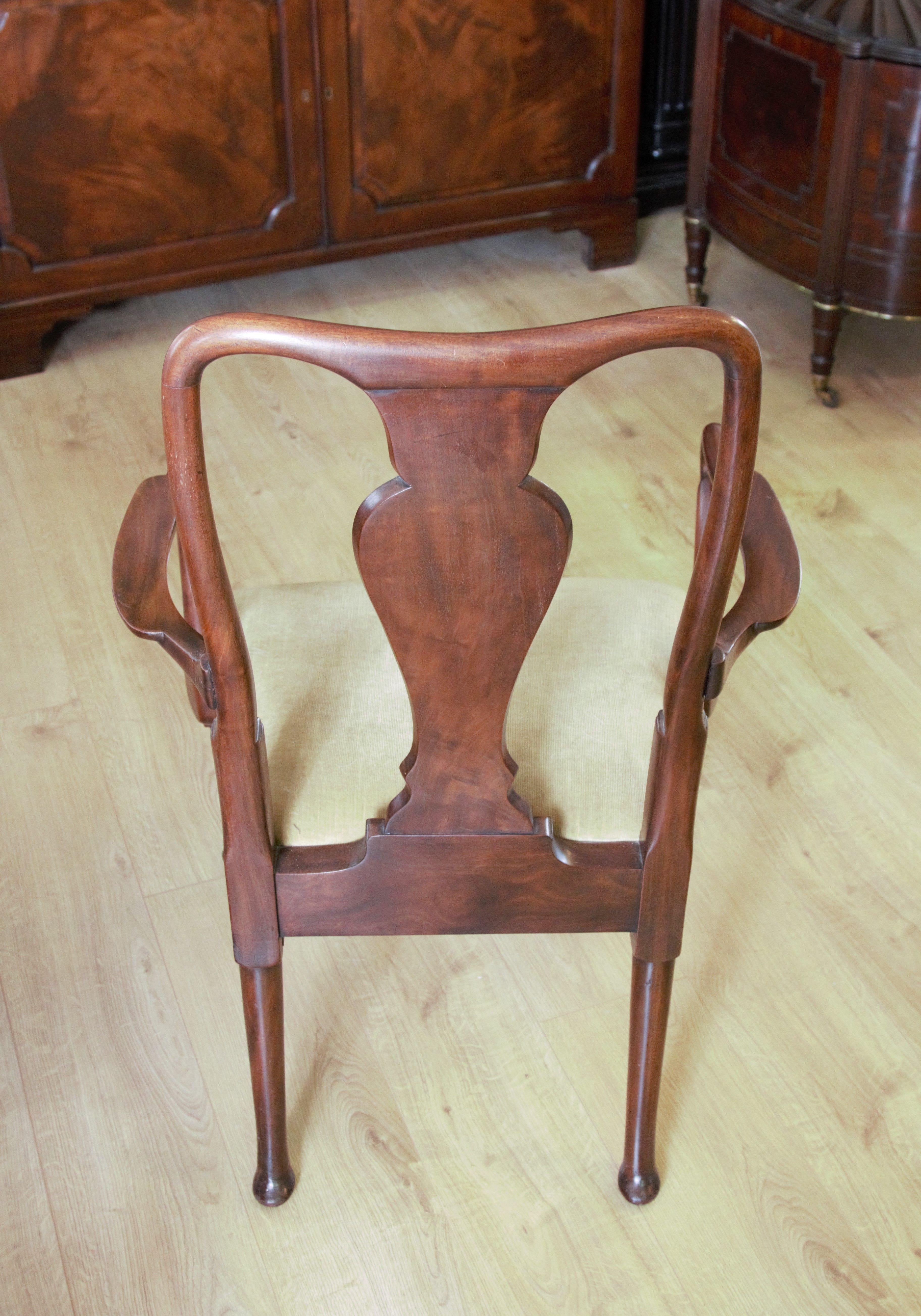 Intagliato Ottimo set di otto sedie da pranzo in mogano stile Giorgio II con zoccolo distintivo in vendita