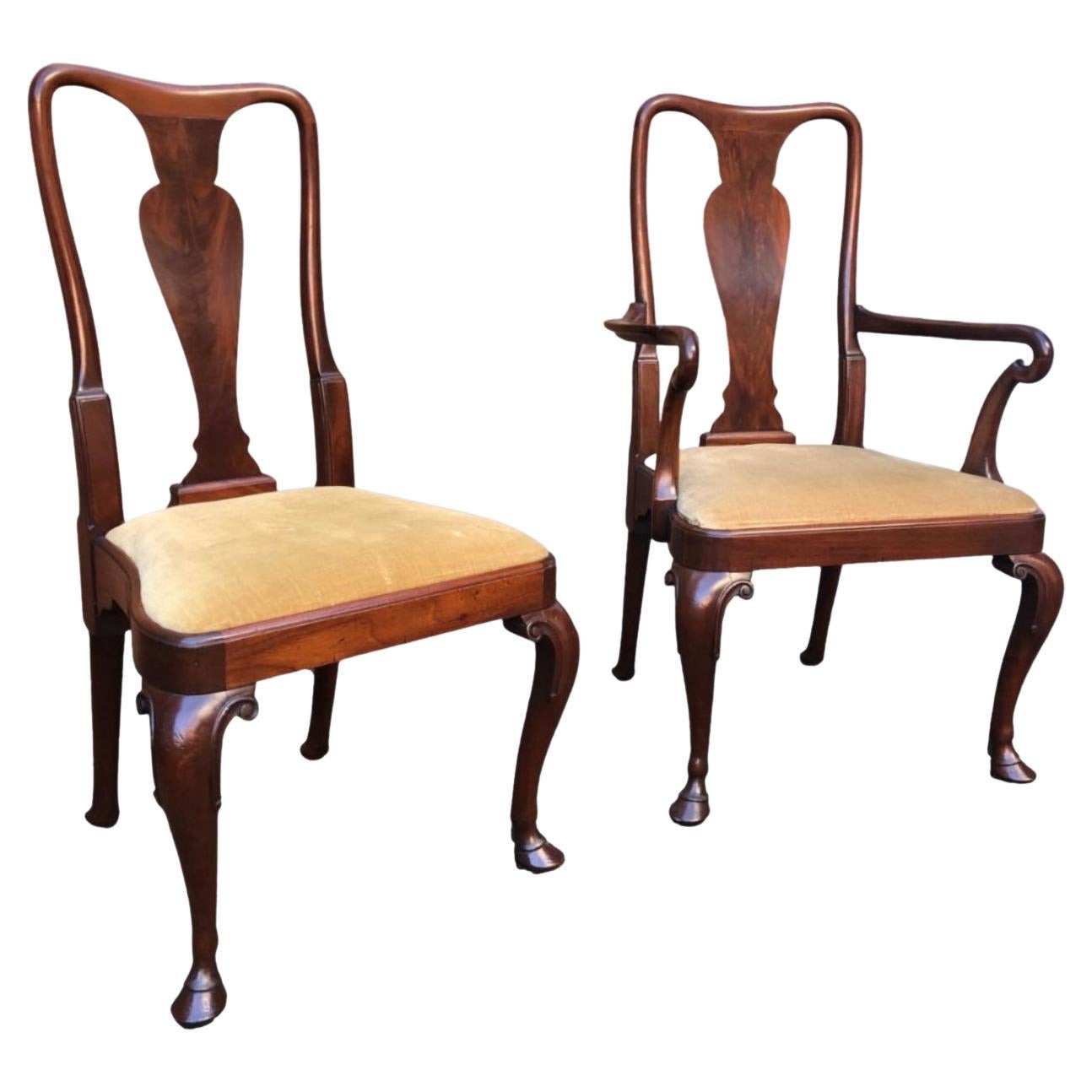 Ensemble de huit chaises de salle à manger en acajou de style George II avec sabot caractéristique