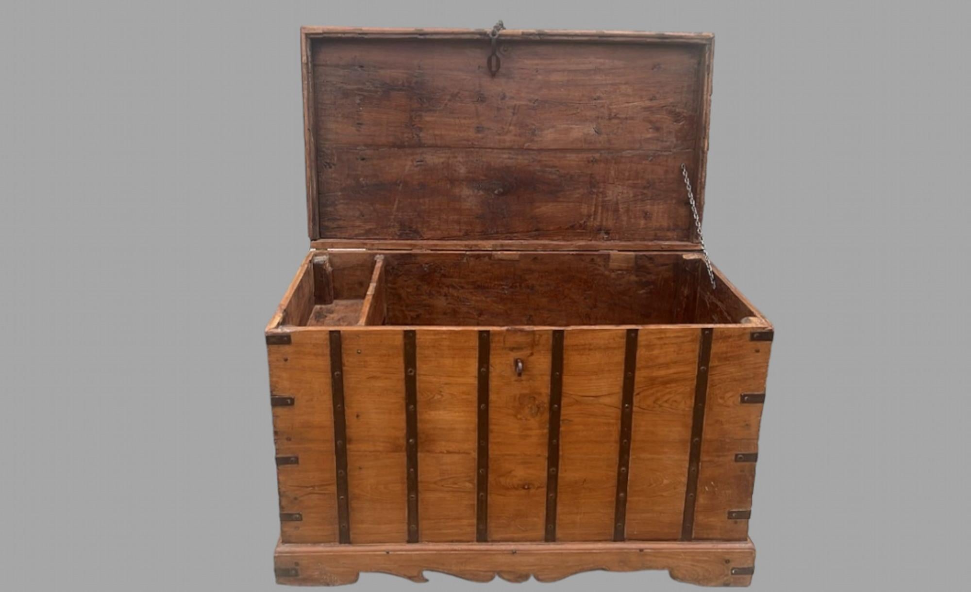Eine gute Größe viktorianischen Eiche Silber / Campaign Chest mit Gusseisen Umreifung, eine intelligente attraktive Stamm nutzbar für eine Vielzahl von Zwecken