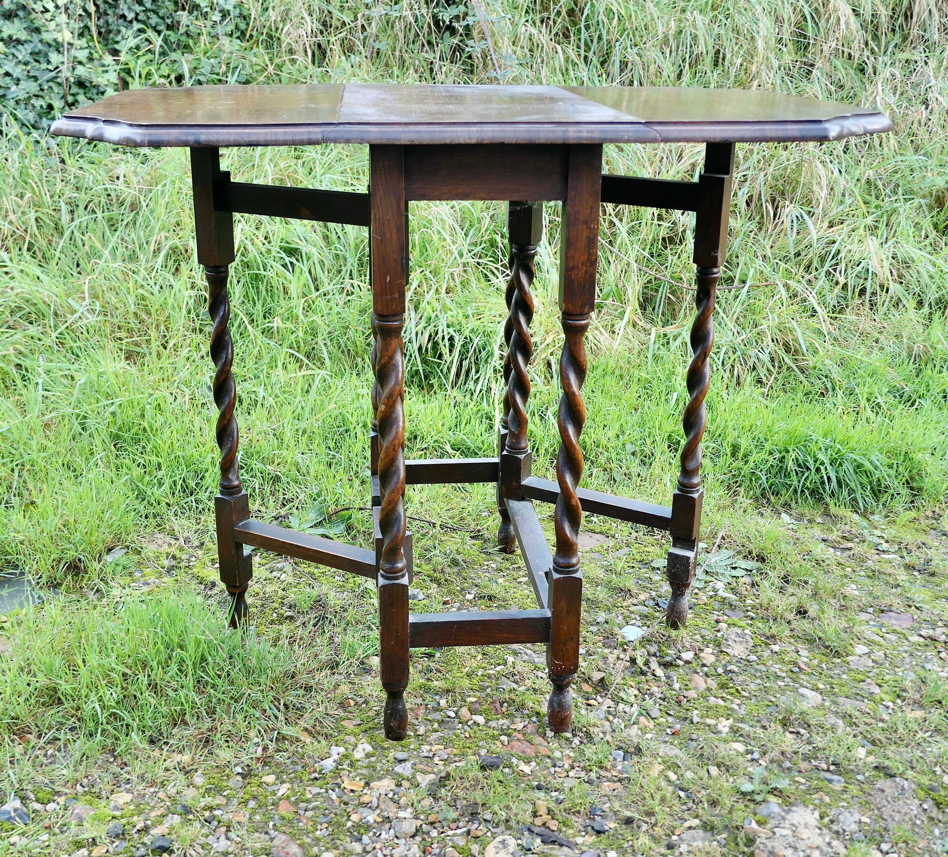 Eine gute solide Eiche viktorianischen Tor Bein Tisch   Der Tisch ist aus massiver Eiche gefertigt   (Viktorianisch) im Angebot