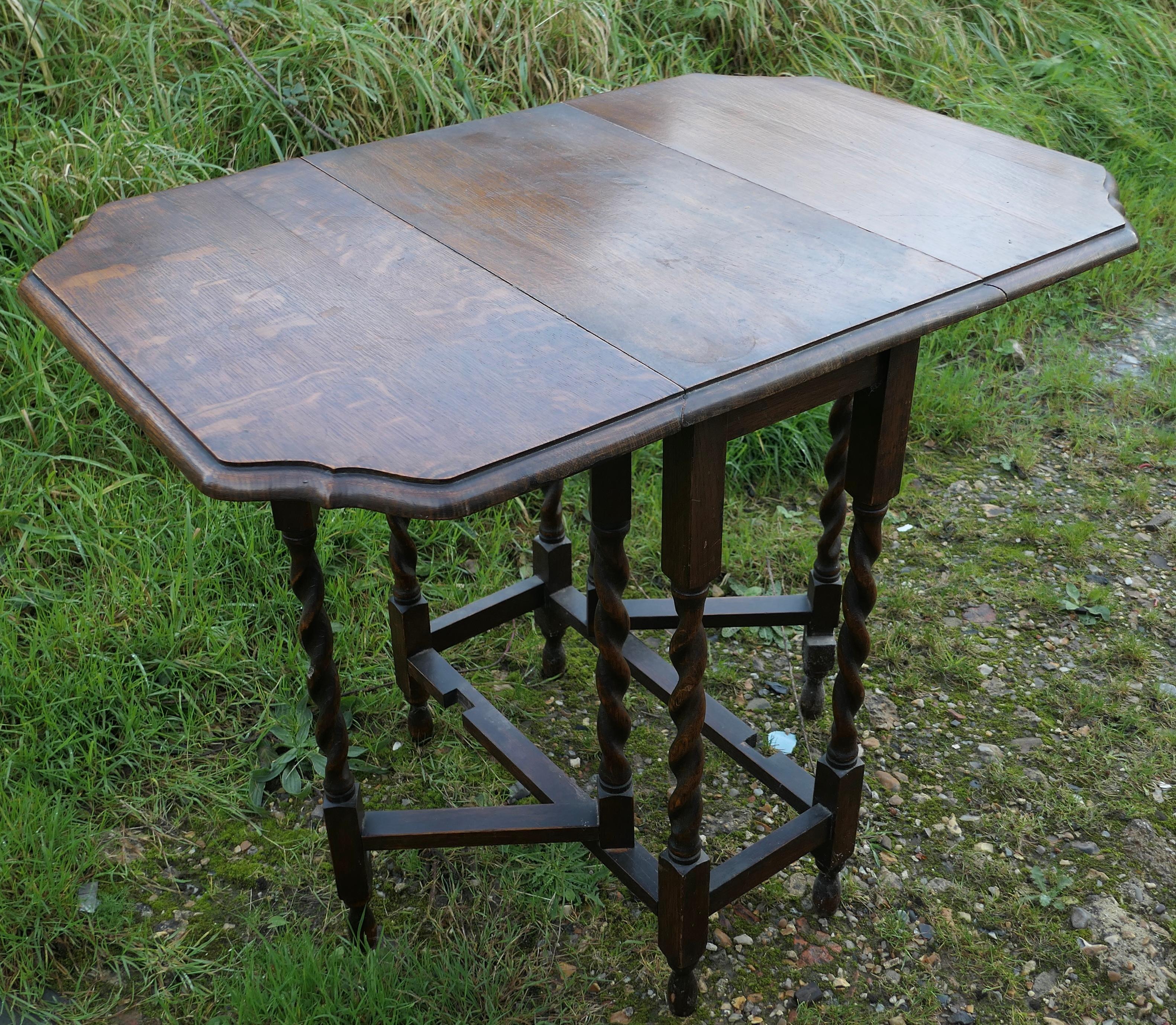 A Good Solid Oak Victorian Gate Leg Table   The table is made from solid Oak   For Sale 1