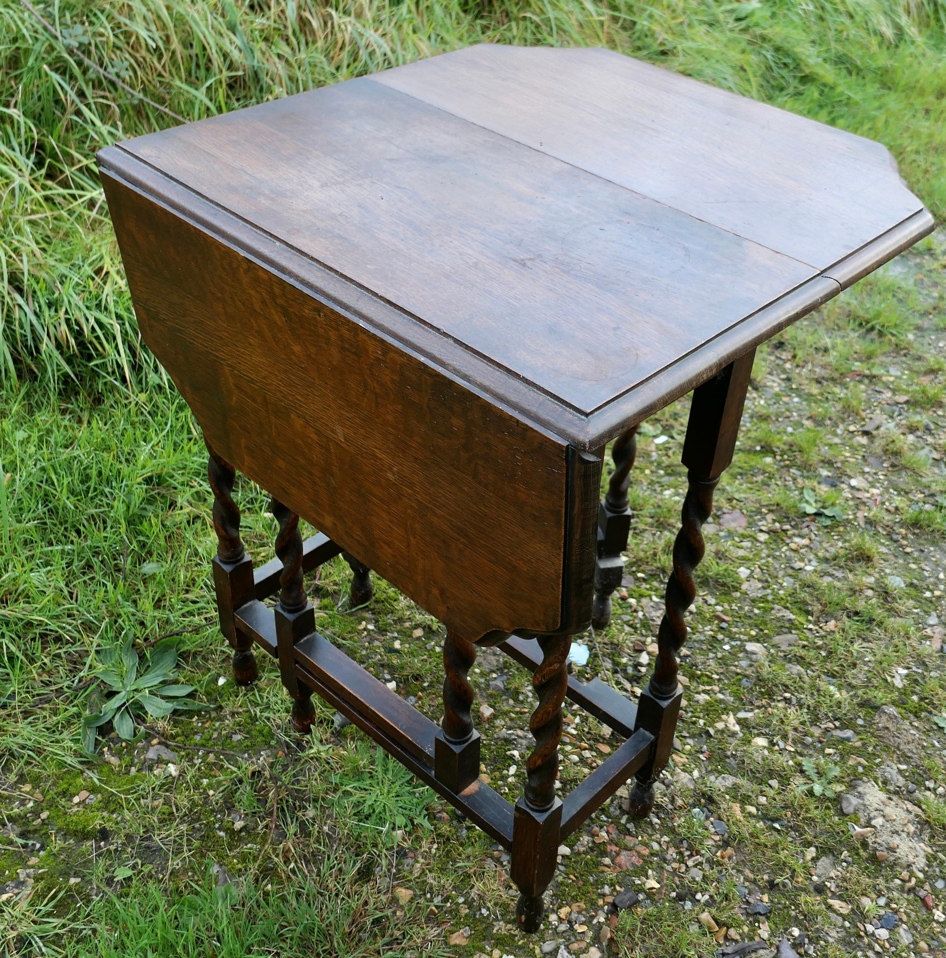 A Good Solid Oak Victorian Gate Leg Table   The table is made from solid Oak   For Sale 2