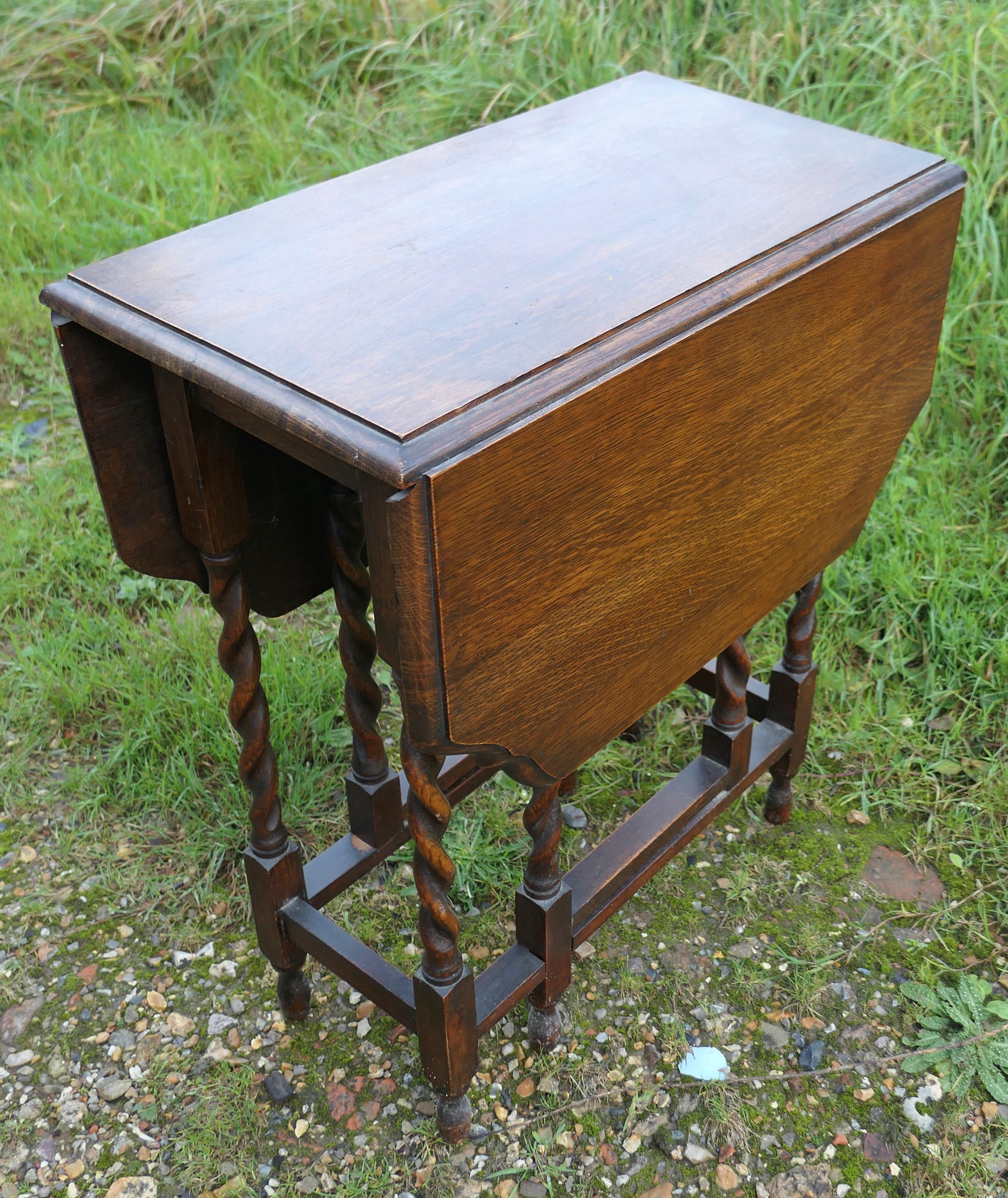 A Good Solid Oak Victorian Gate Leg Table   The table is made from solid Oak   For Sale 3