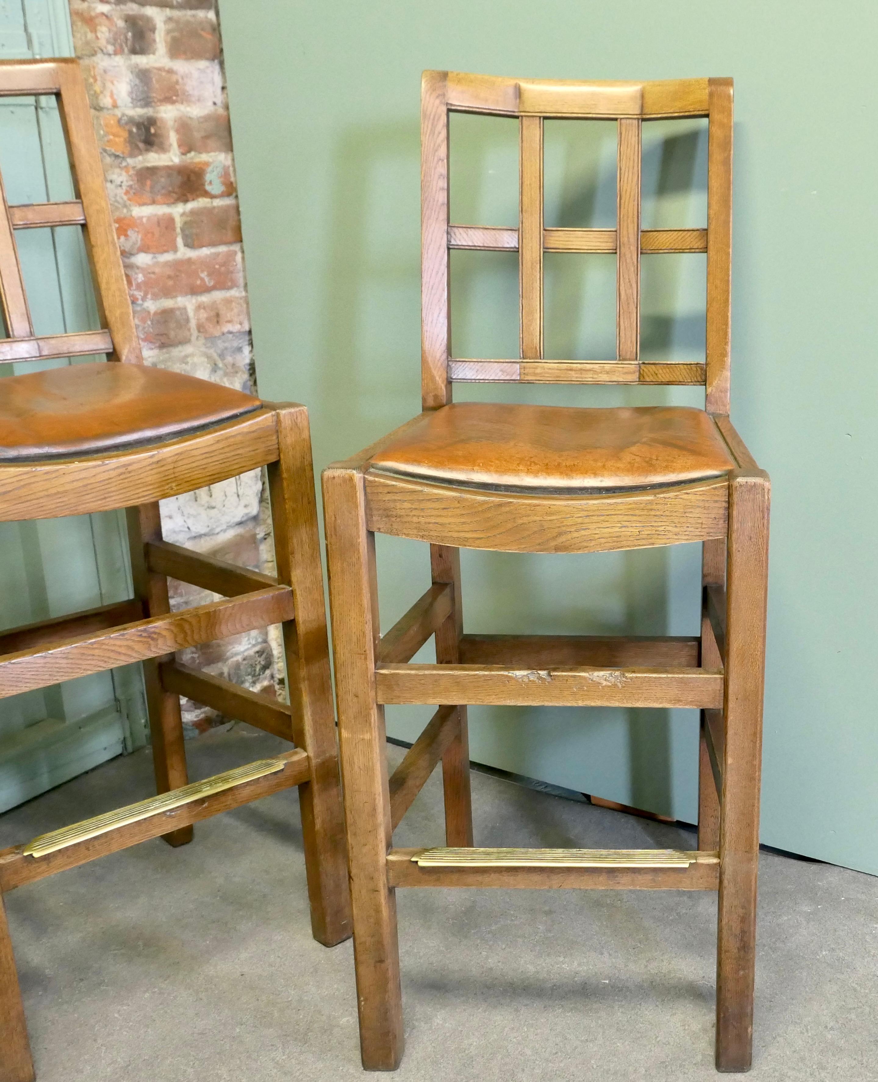 Ein gutes Trio von hohen Barhockern aus Leder und goldener Eiche aus der Zeit des Arts and Crafts im Zustand „Gut“ im Angebot in Godshill, Isle of Wight