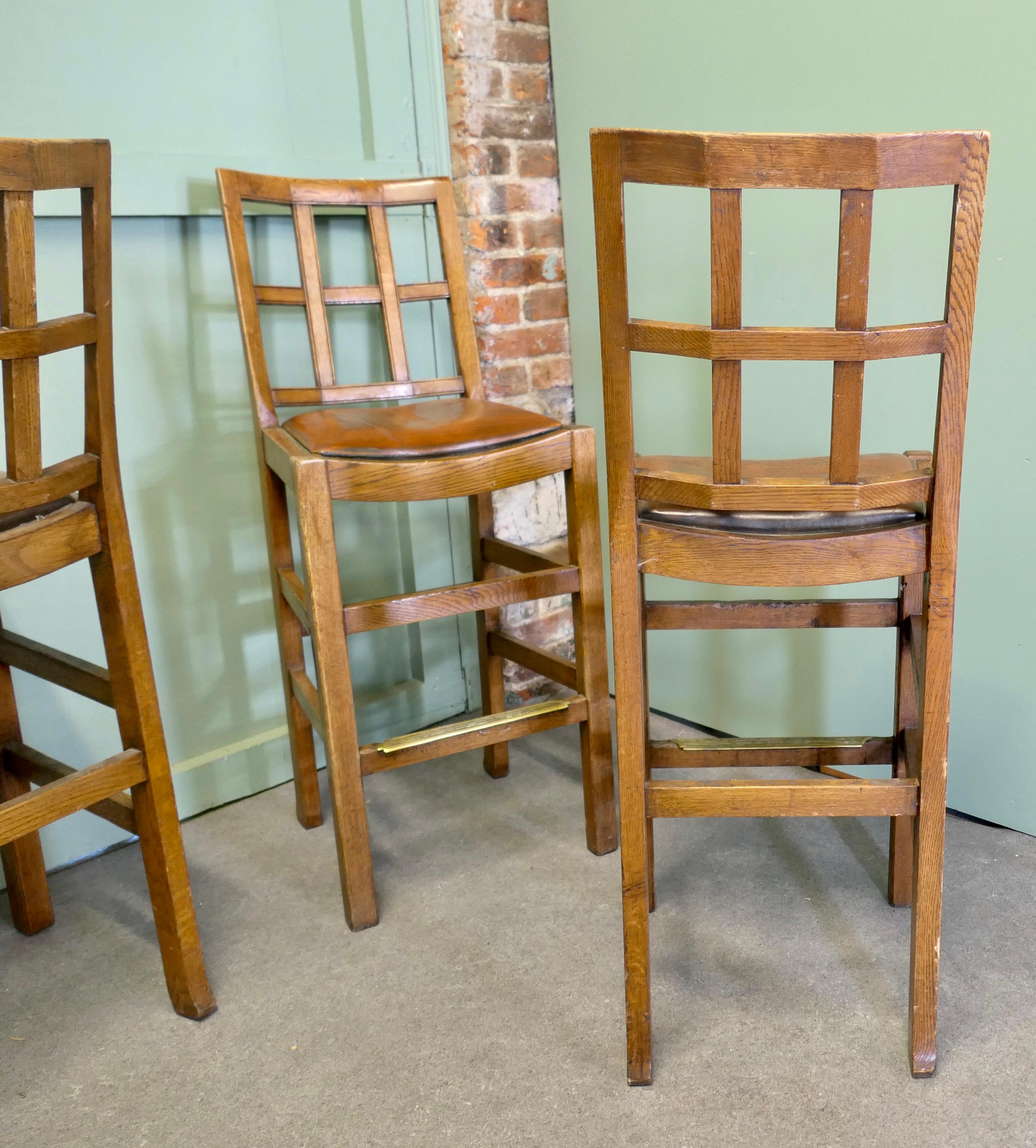 Ein gutes Trio von hohen Barhockern aus Leder und goldener Eiche aus der Zeit des Arts and Crafts (Frühes 20. Jahrhundert) im Angebot