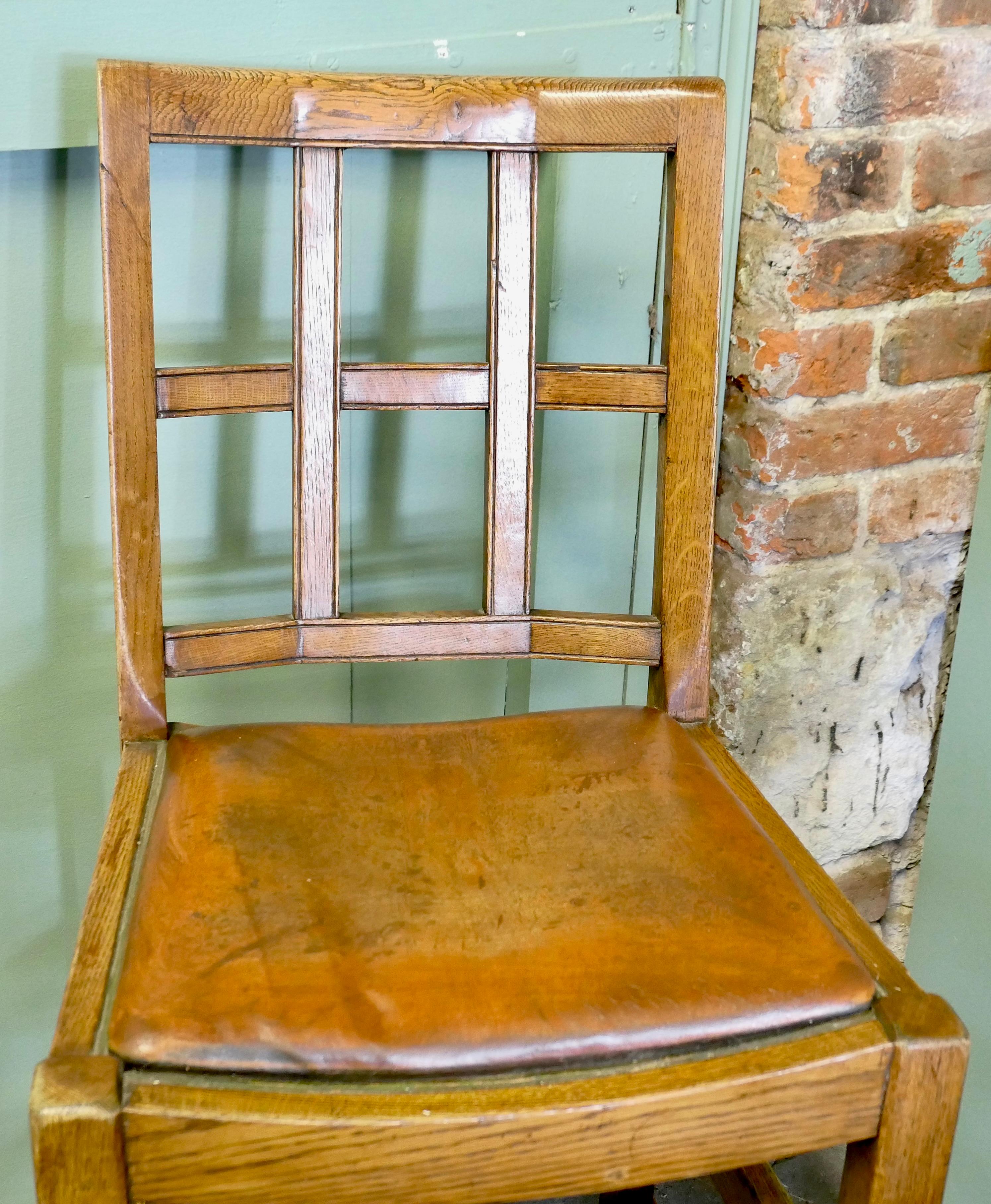 Ein gutes Trio von hohen Barhockern aus Leder und goldener Eiche aus der Zeit des Arts and Crafts (Eichenholz) im Angebot