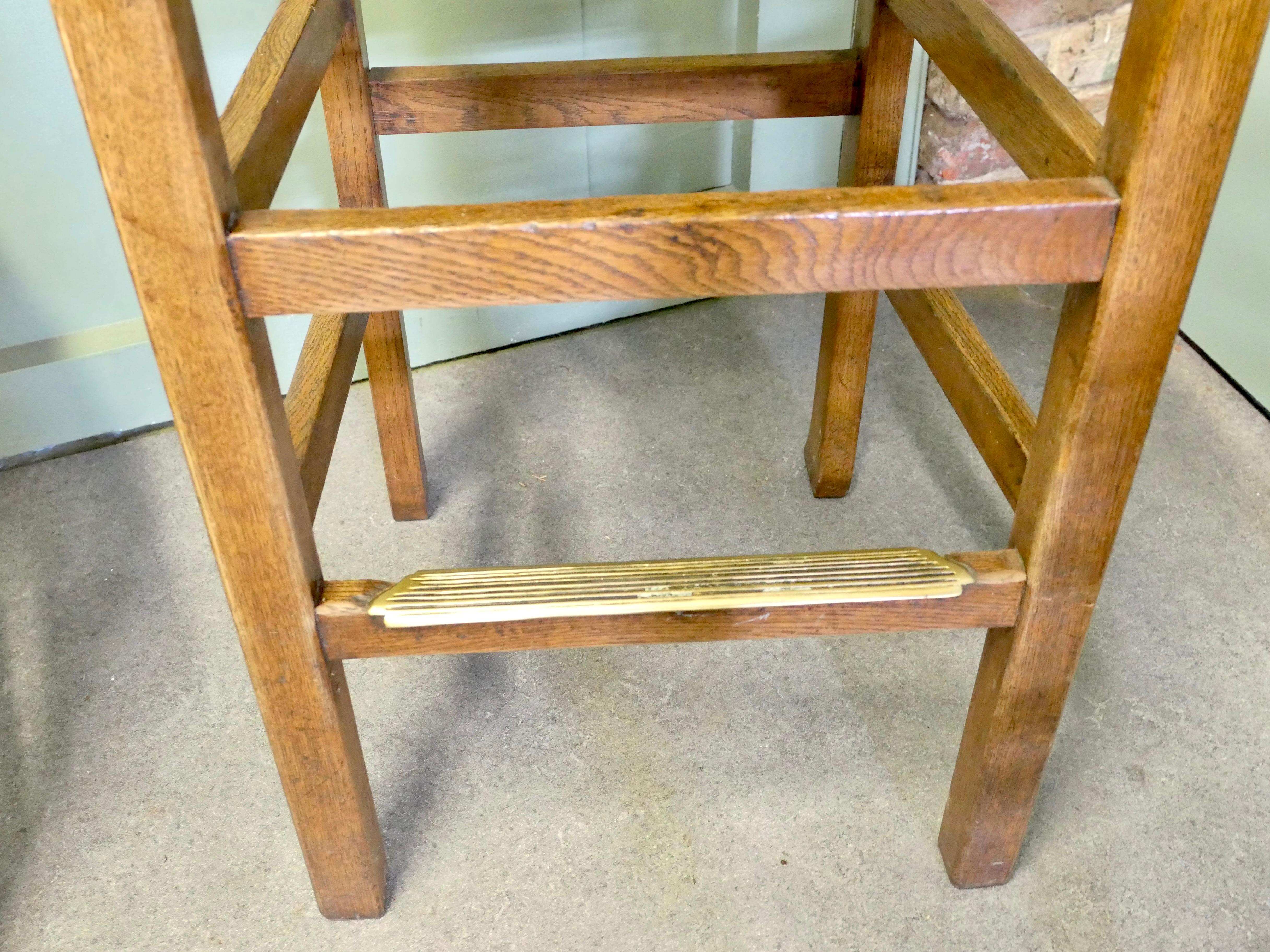 Ein gutes Trio von hohen Barhockern aus Leder und goldener Eiche aus der Zeit des Arts and Crafts im Angebot 1