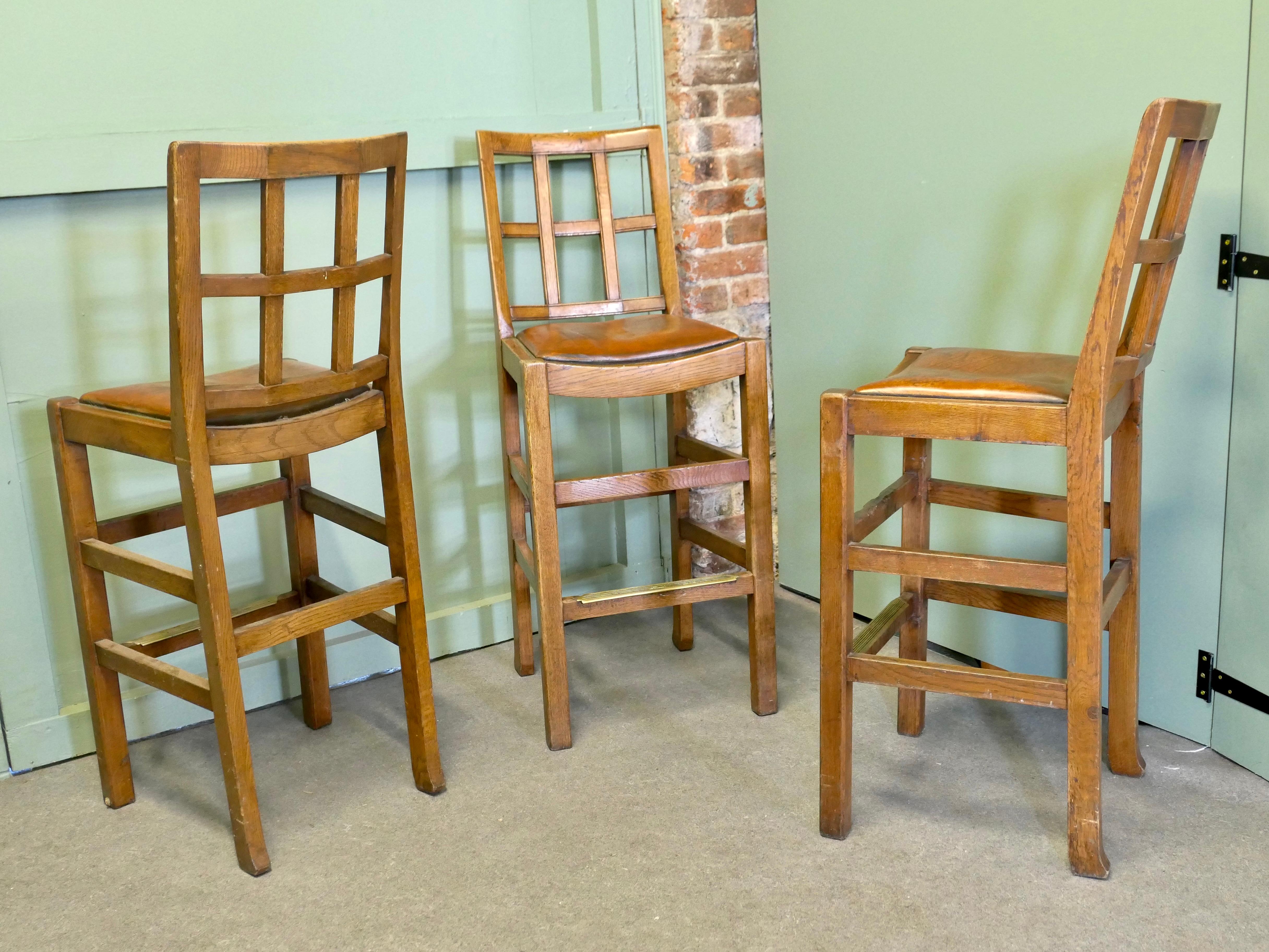 Ein gutes Trio von hohen Barhockern aus Leder und goldener Eiche aus der Zeit des Arts and Crafts im Angebot 2