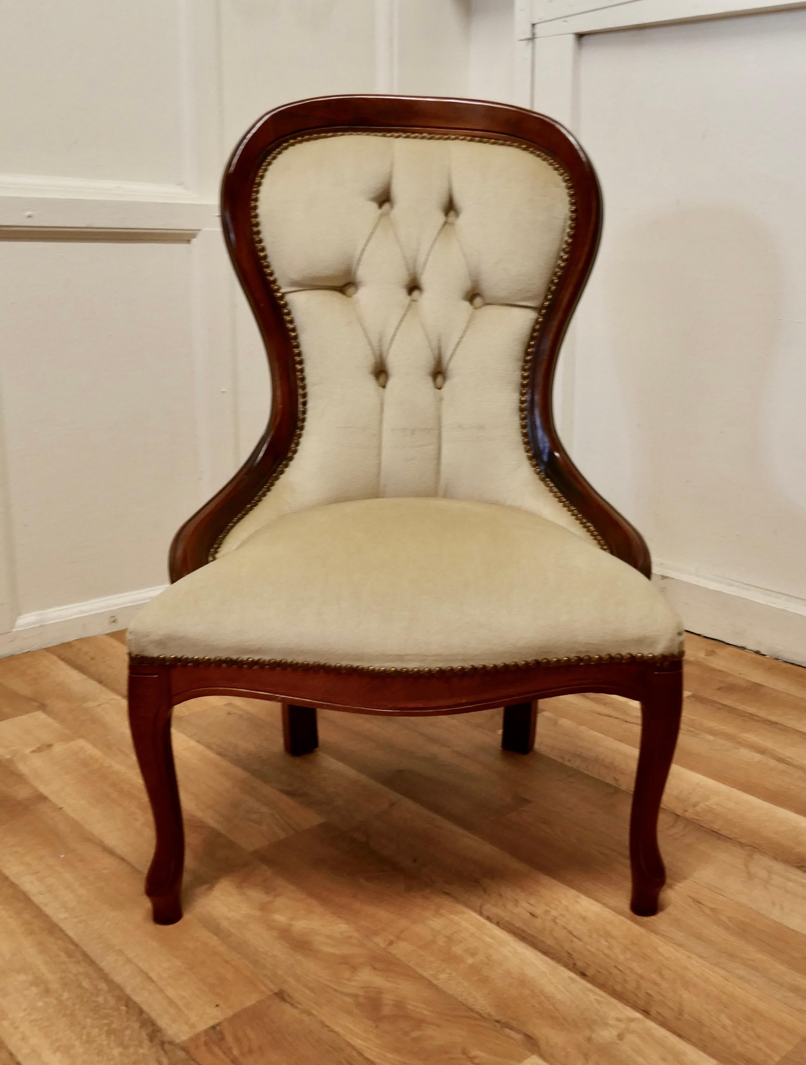 Good Victorian Style Spoon Back Easy Chair In Good Condition For Sale In Chillerton, Isle of Wight