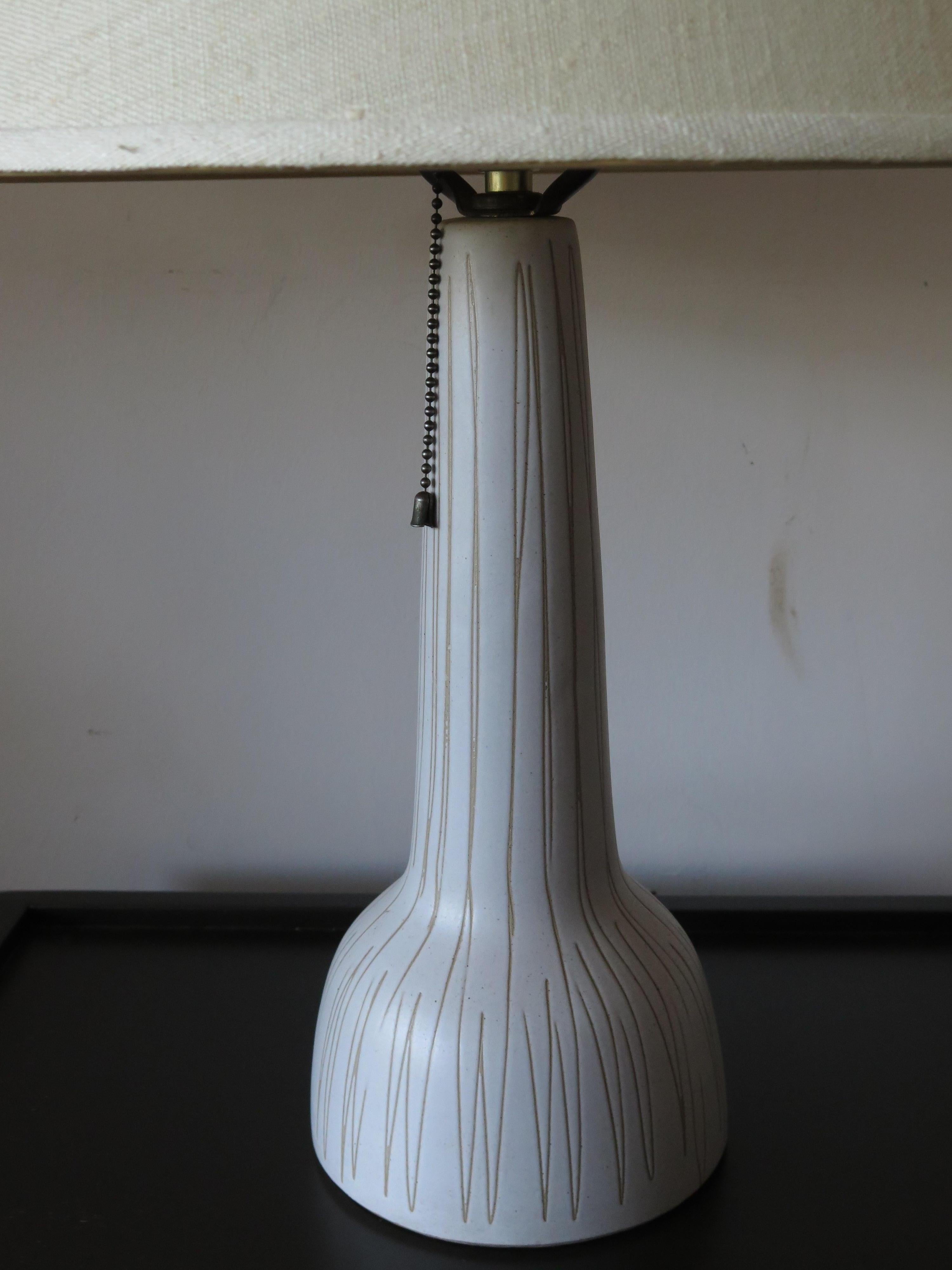 Mid-Century Modern Lampe de table Gordon Martz avec décoration en graphite, vers les années 1960 en vente