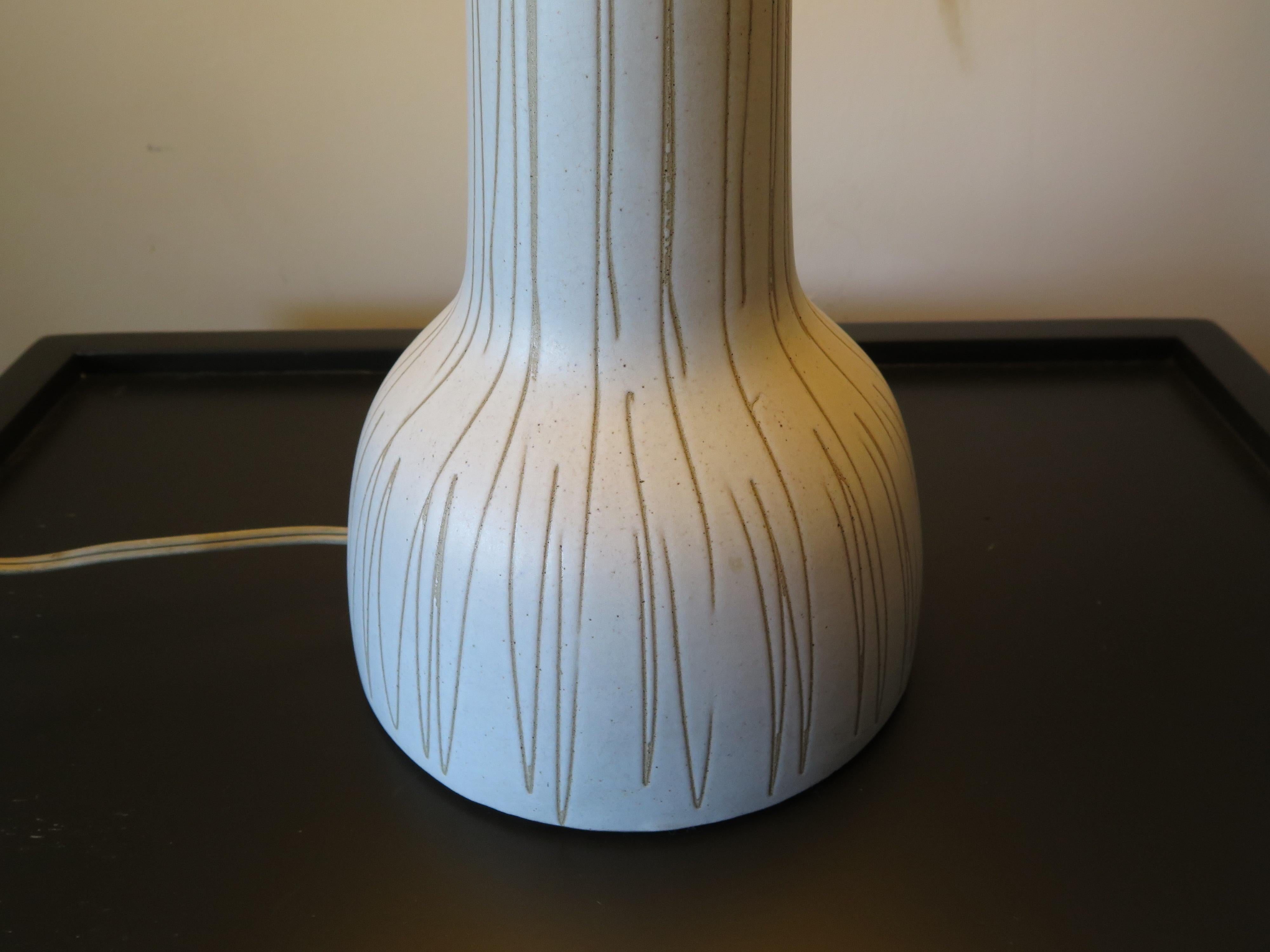 Lámpara de mesa Gordon Martz con decoración de esgrafiado ca. 1960 Estadounidense en venta