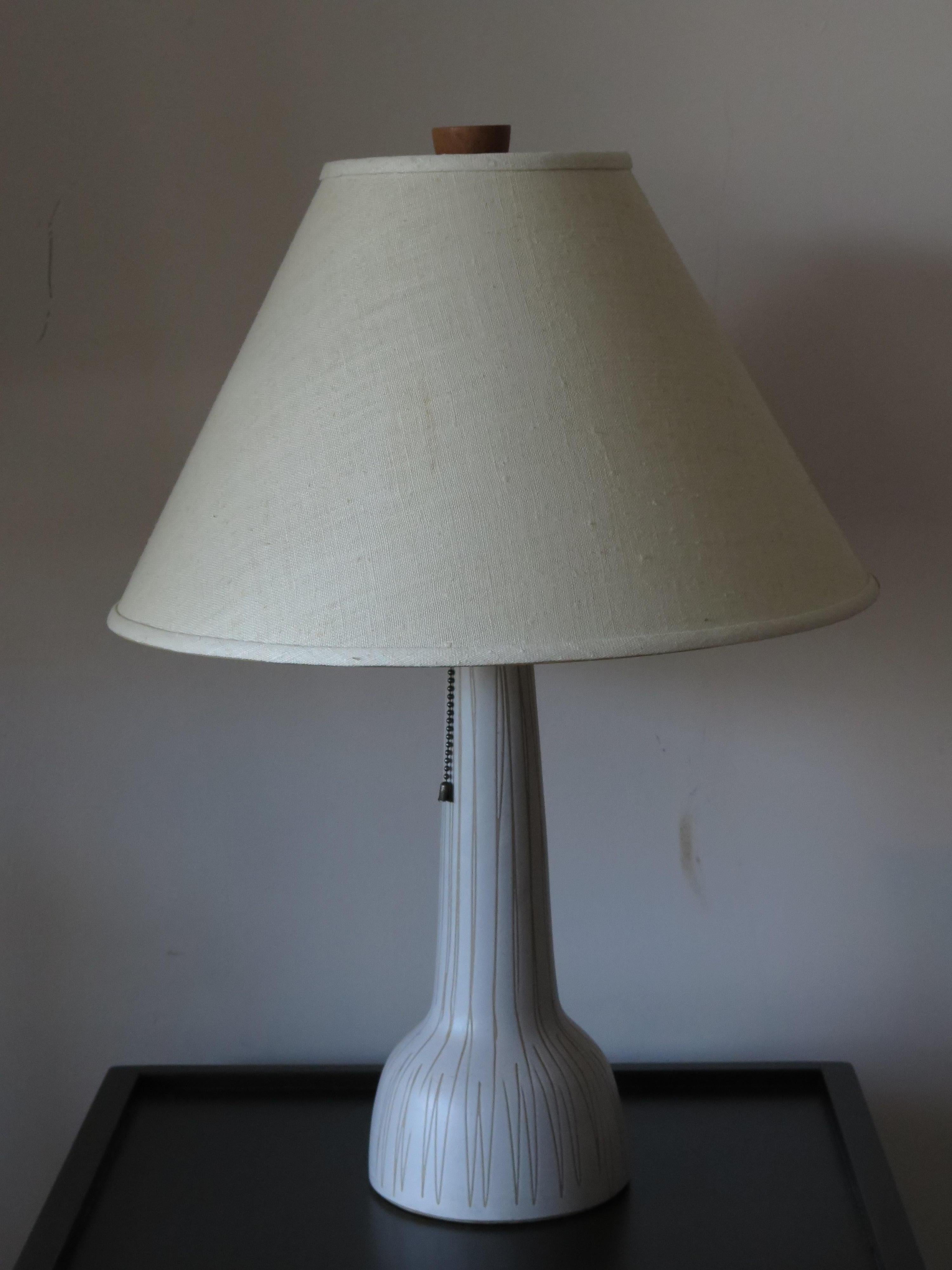 A Gordon Martz Table Lamp With Sgrafitto Decoration ca' 1960's In Good Condition For Sale In St.Petersburg, FL