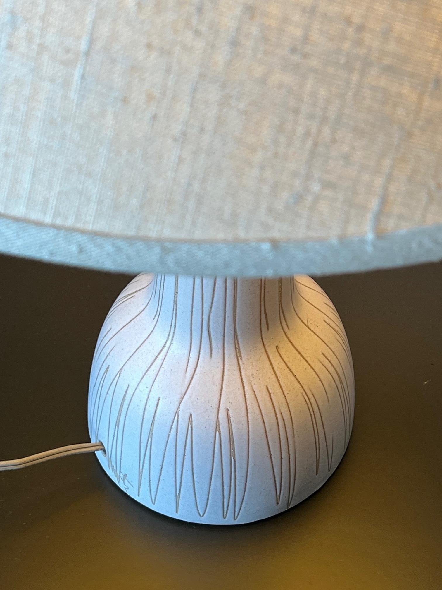 Lámpara de mesa Gordon Martz con decoración de esgrafiado ca. 1960 Cerámico en venta