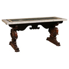 Magnifique table italienne du 18ème siècle en marbre incrusté avec des pieds à tréteaux sculptés de façon roubuste