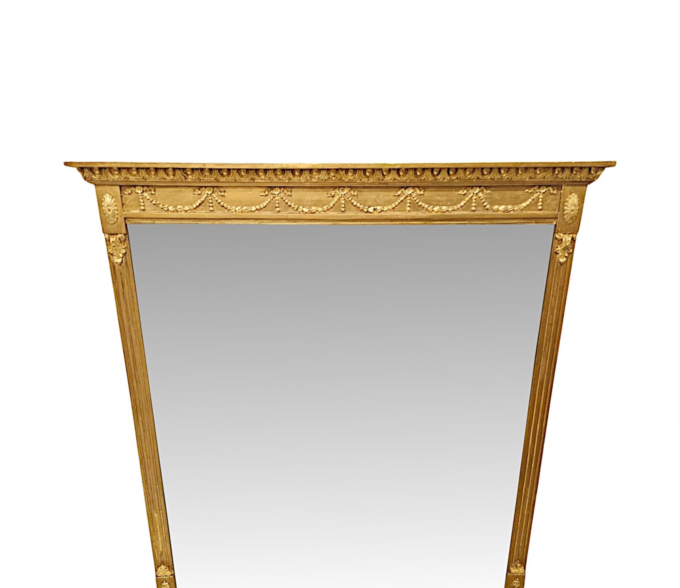 Splendida specchiera in legno dorato del XIX secolo alla maniera di Adam Hall e di qualità favolosa.  La cornice in legno dorato finemente intagliata a mano, scanalata e modellata con motivi neoclassici, è sormontata da una cornice a gradini
