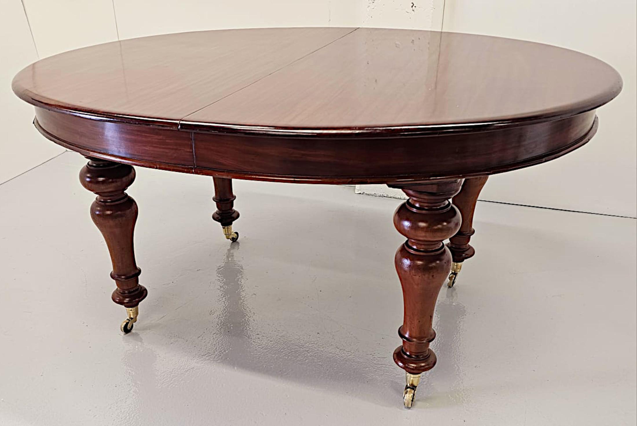 A Gorgeous 19th Century D-End Mahogany Dining Table after Strahan For Sale 4
